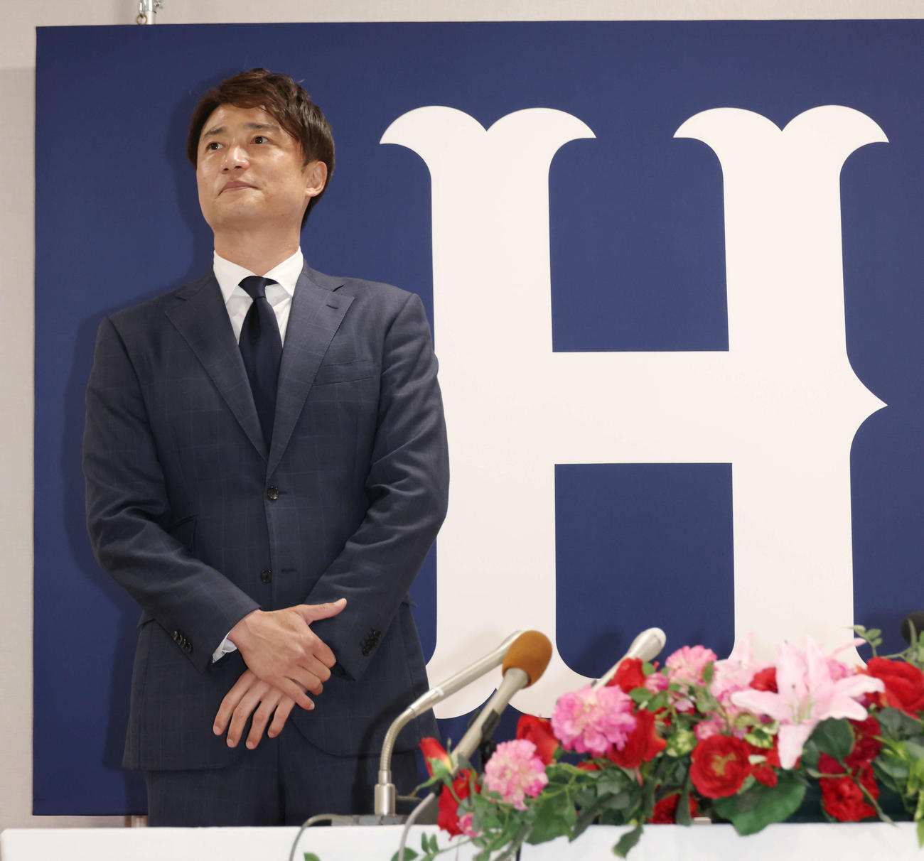 広島の2軍打撃コーチへの就任が決まり、会見の席につく新井良太氏（撮影・加藤孝規）