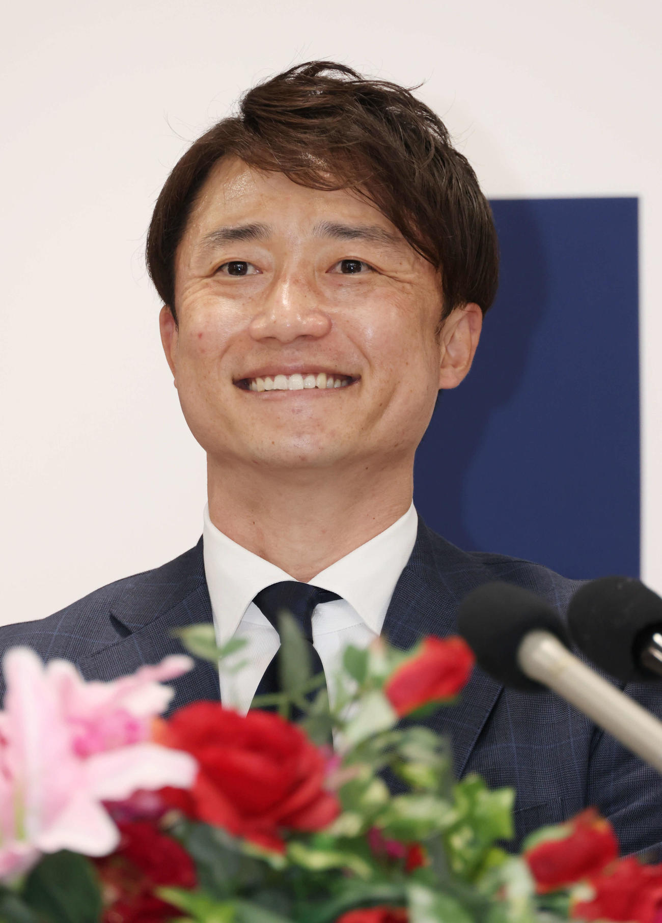 広島の2軍打撃コーチへの就任が決まり、会見する新井良太氏（撮影・加藤孝規）