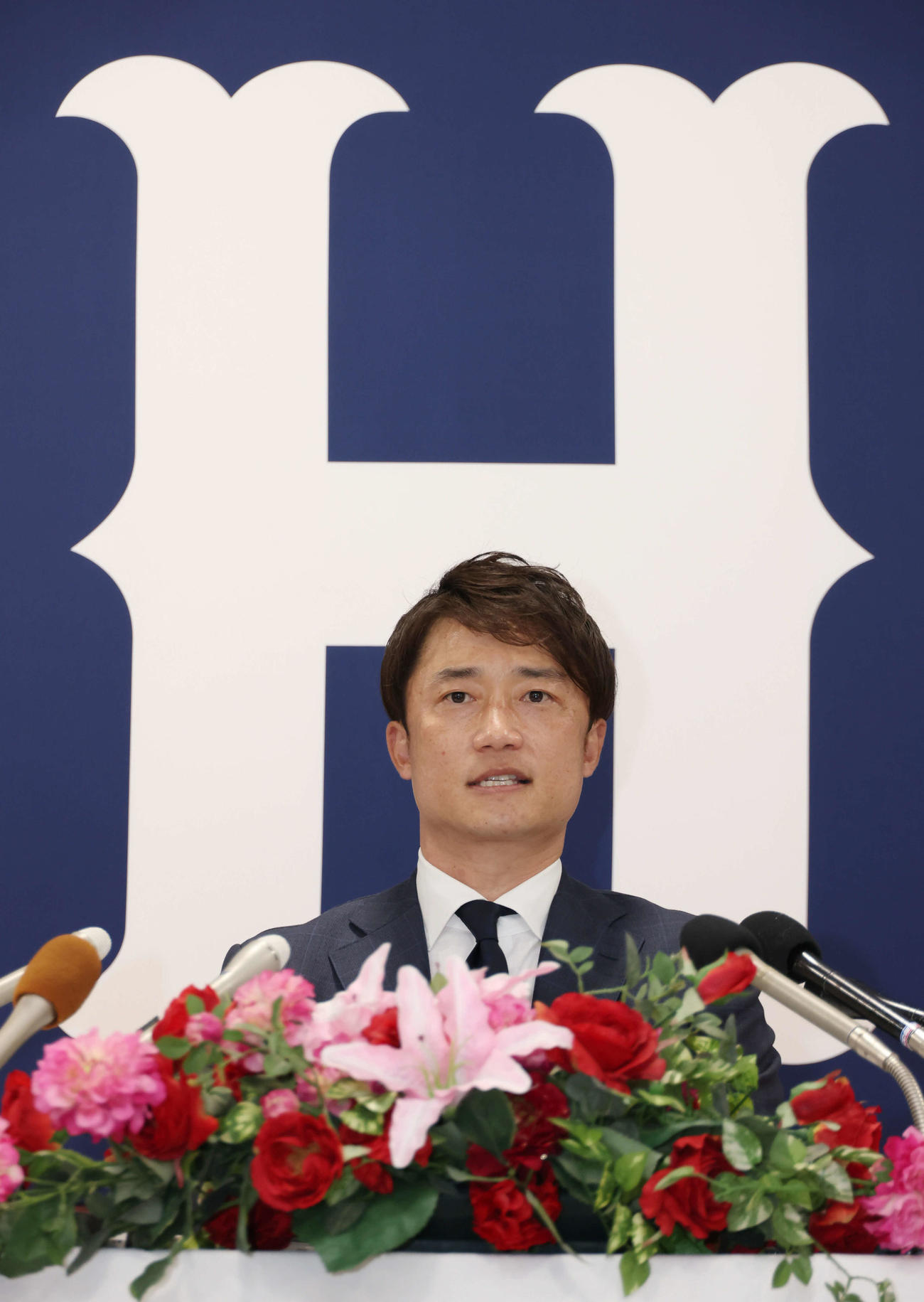 広島の2軍打撃コーチへの就任が決まり、会見する新井良太氏（撮影・加藤孝規）