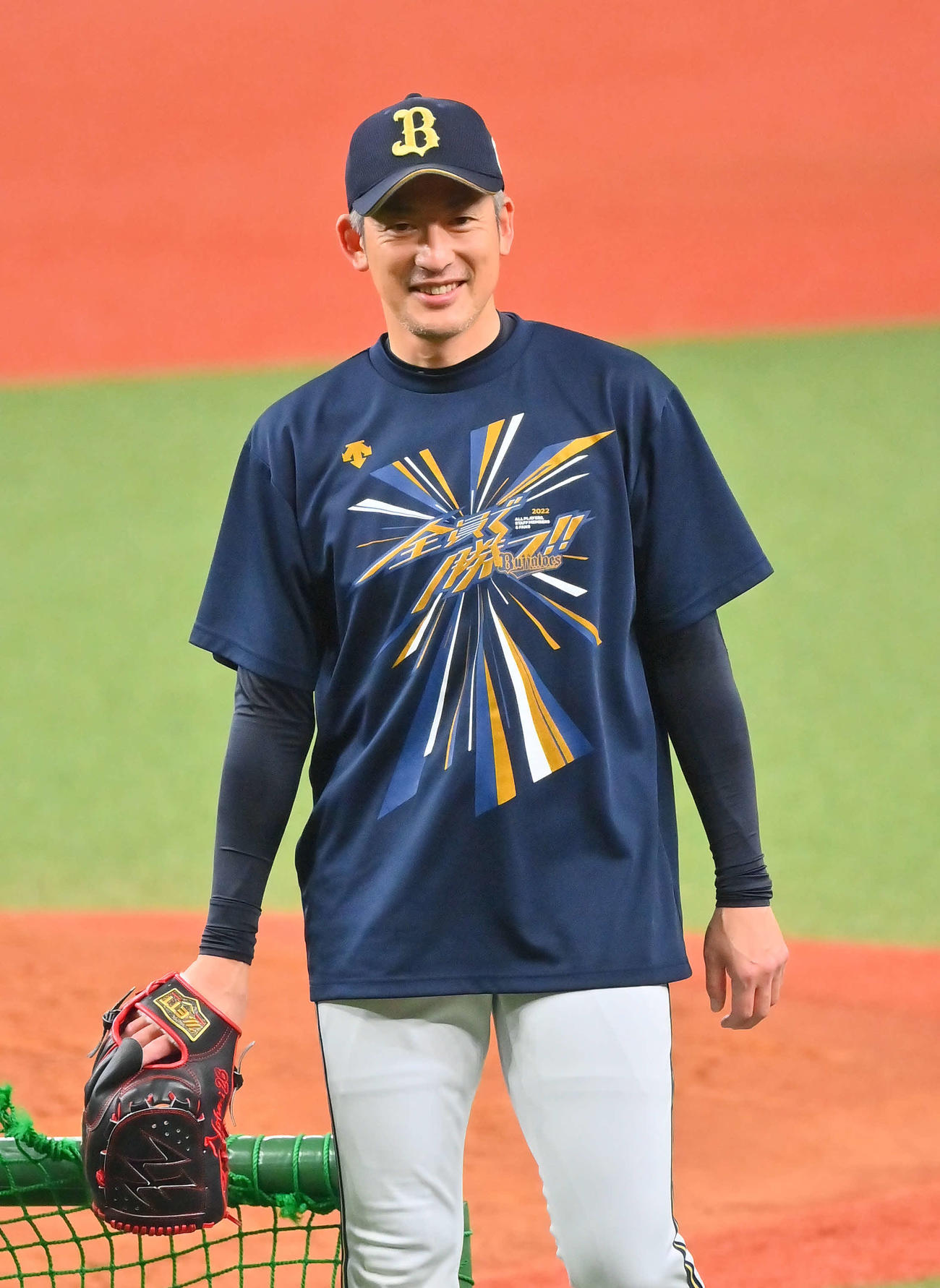 18日、打撃投手を終え笑顔を見せるオリックス能見