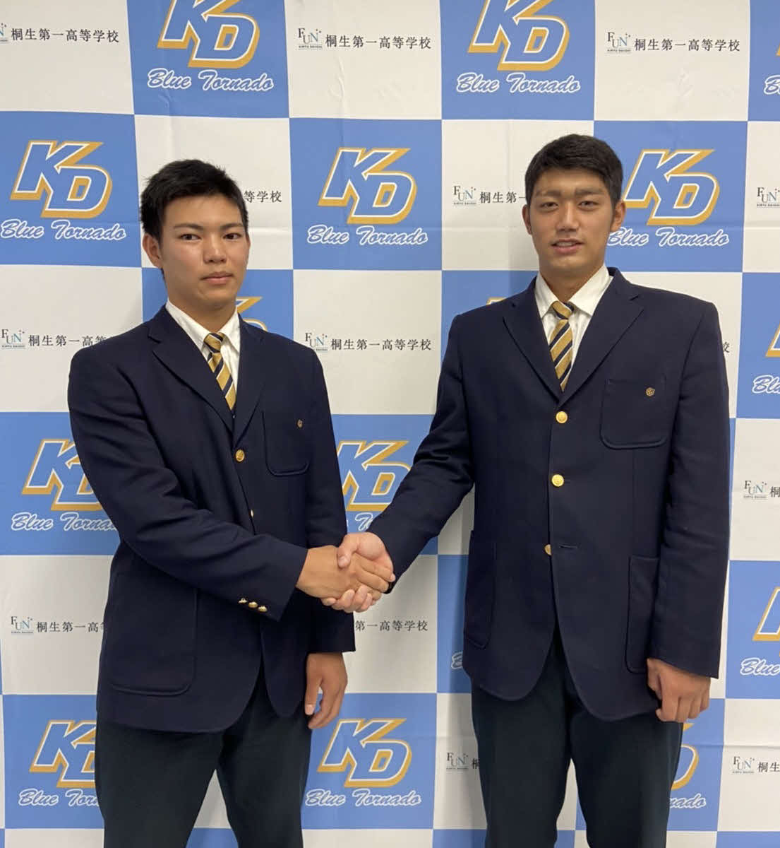 固く握手を交わす巨人育成6位の桐生第一・三塚（右）と同8位の北村（撮影・小早川宗一郎）