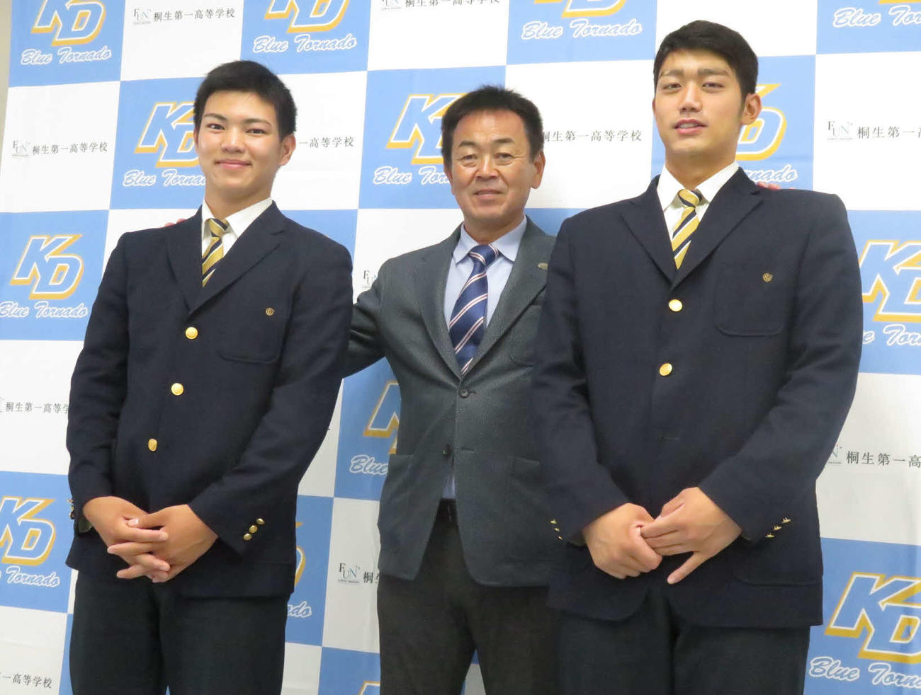 水野雄仁スカウト部長（中央）に指名あいさつを受けた巨人育成6位の桐生第一・三塚（右）と同8位の北村（撮影・小早川宗一郎）