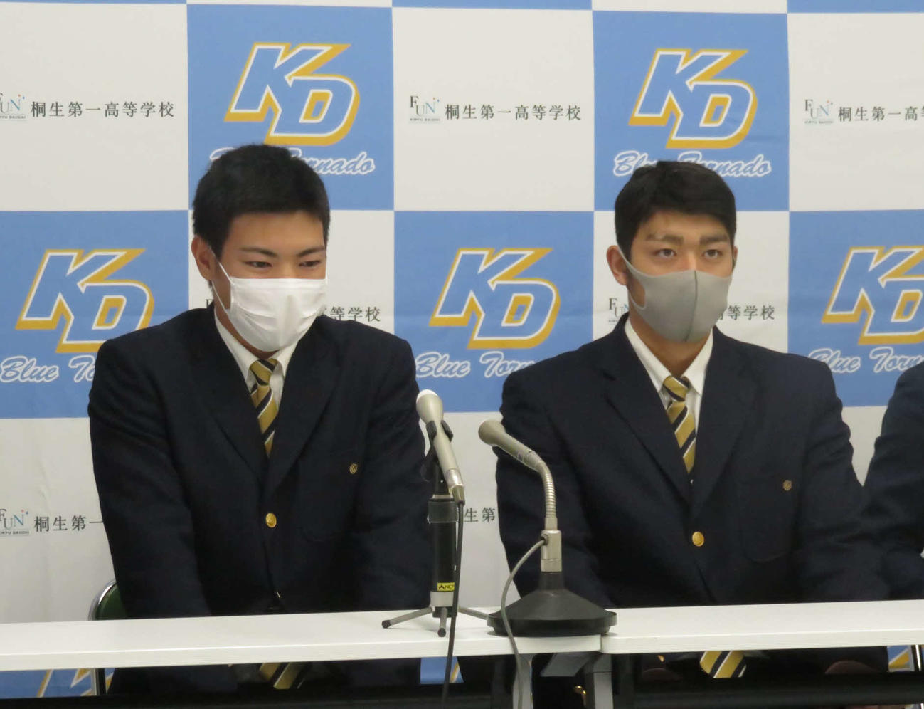 会見に出席したす巨人育成6位の桐生第一・三塚（右）と同8位の北村（撮影・小早川宗一郎）