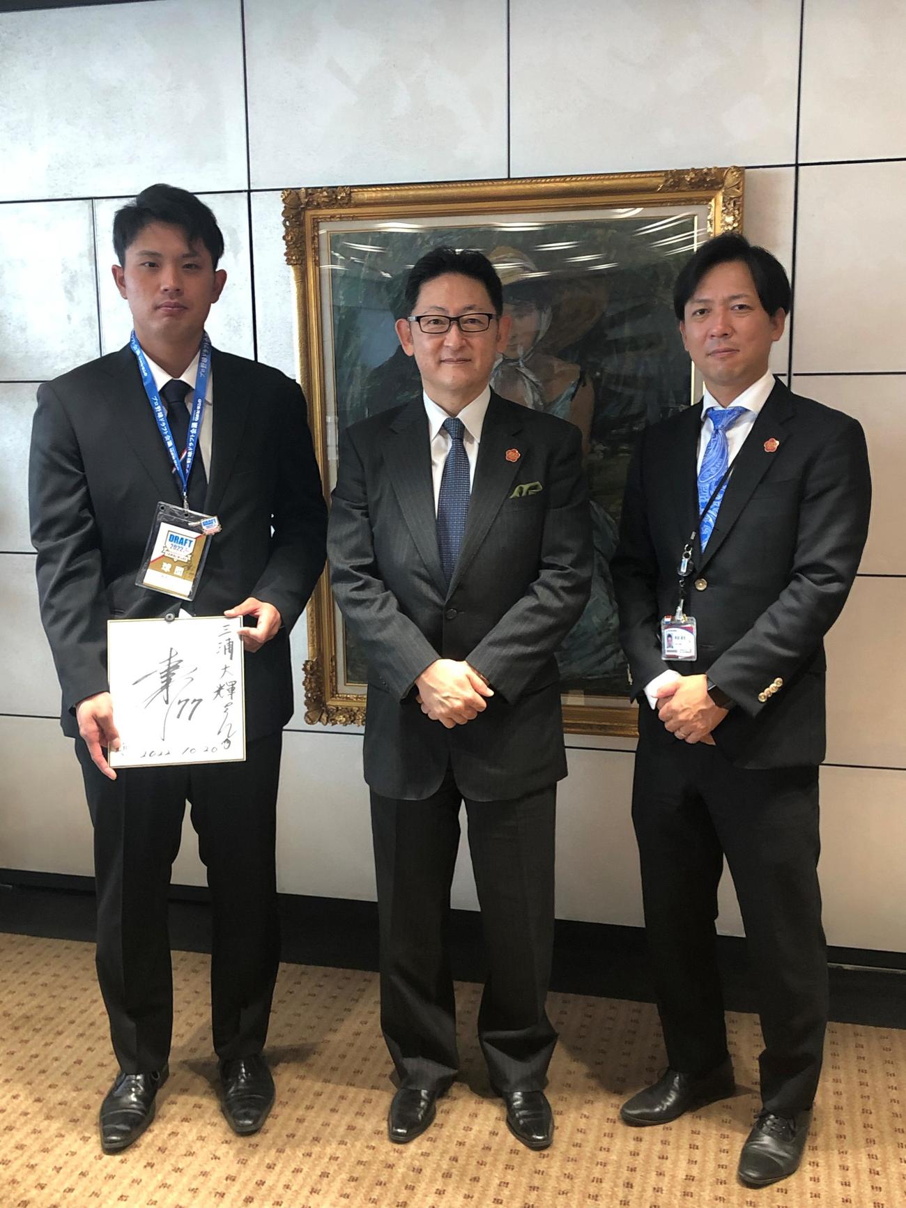 左から指名あいさつを受けた中京大・三浦、梅村理事長、半田監督（球団提供）
