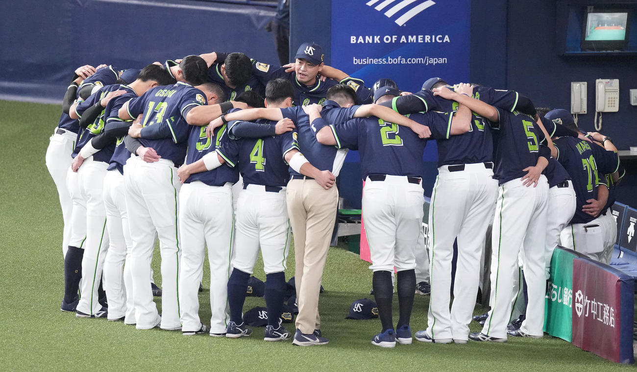 オリックス対ヤクルト　試合前、円陣で肩を組み、声出しするヤクルト青木（中央）（撮影・鈴木みどり）