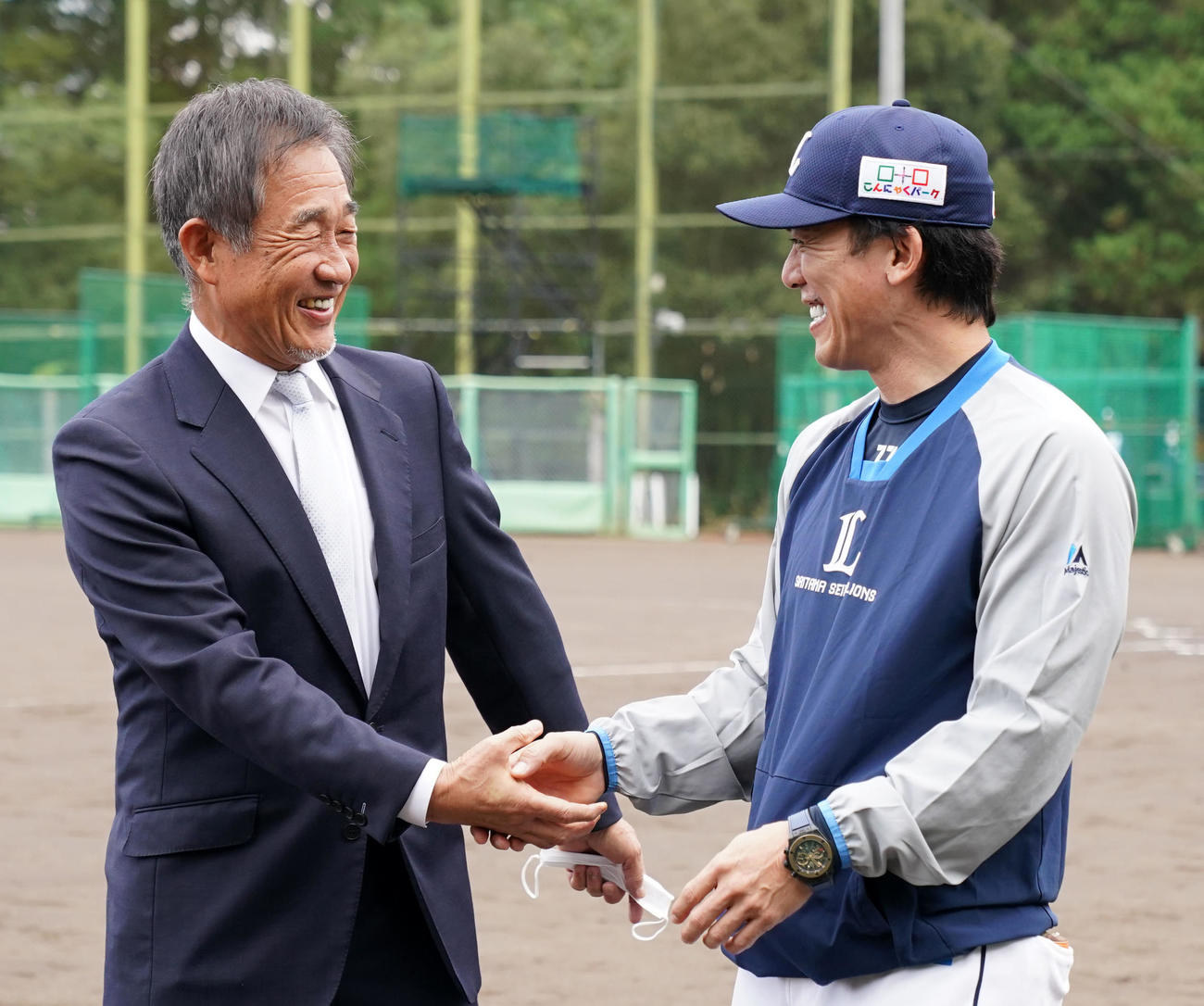 笑顔で握手を交わす西武辻発彦前監督（左）と松井稼頭央新監督（2022年10月18日撮影）