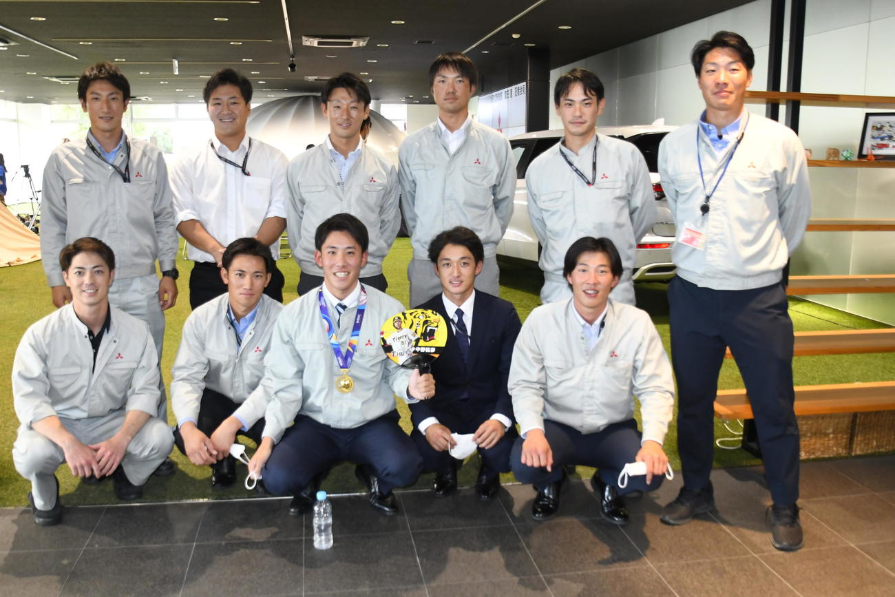 三菱自動車岡崎の仲間と記念撮影する阪神ドラフト6位の富田（前列中央）（撮影・中野椋）
