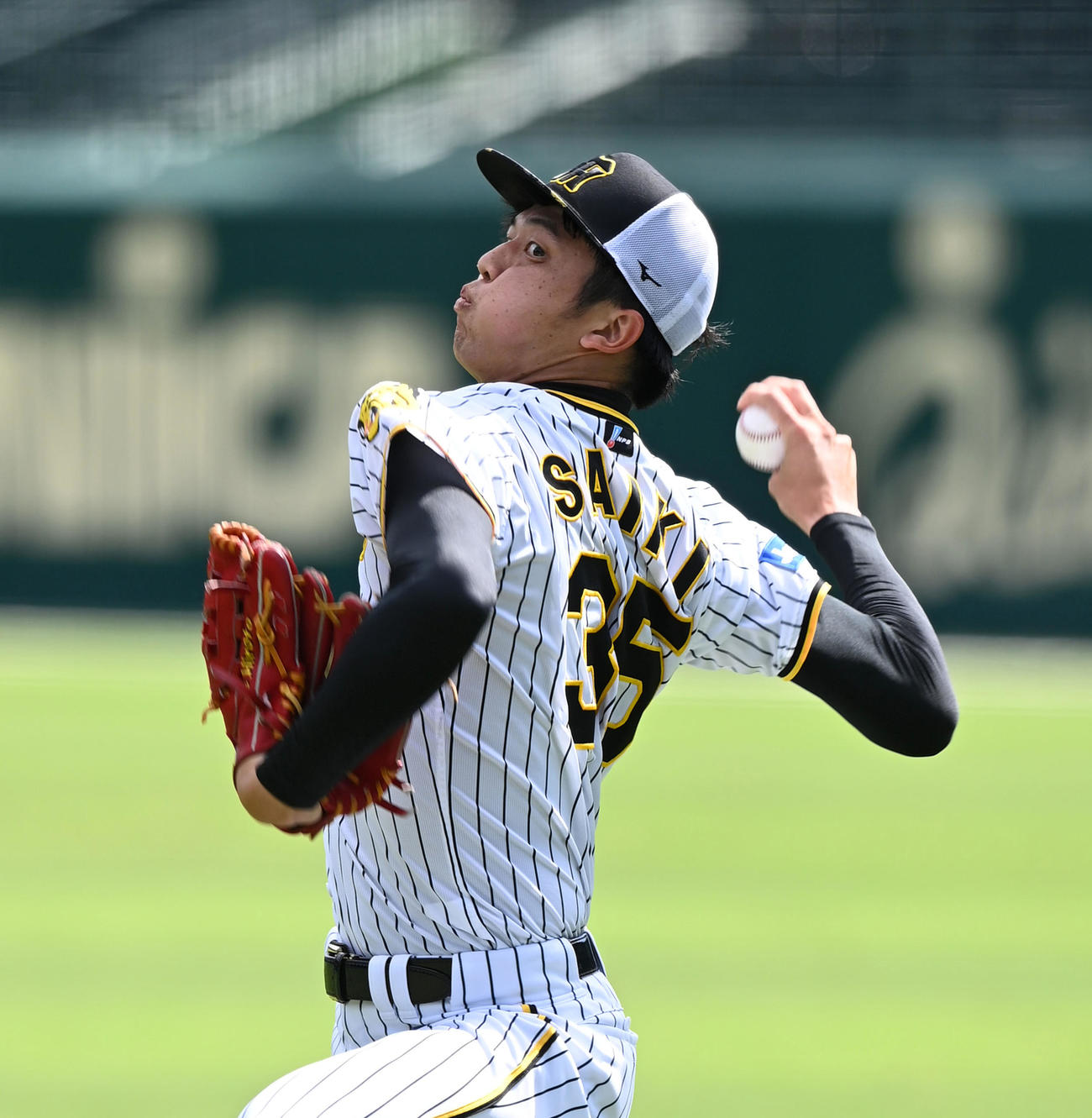 22年10月4日、力強いキャッチボールを行う阪神・才木浩人