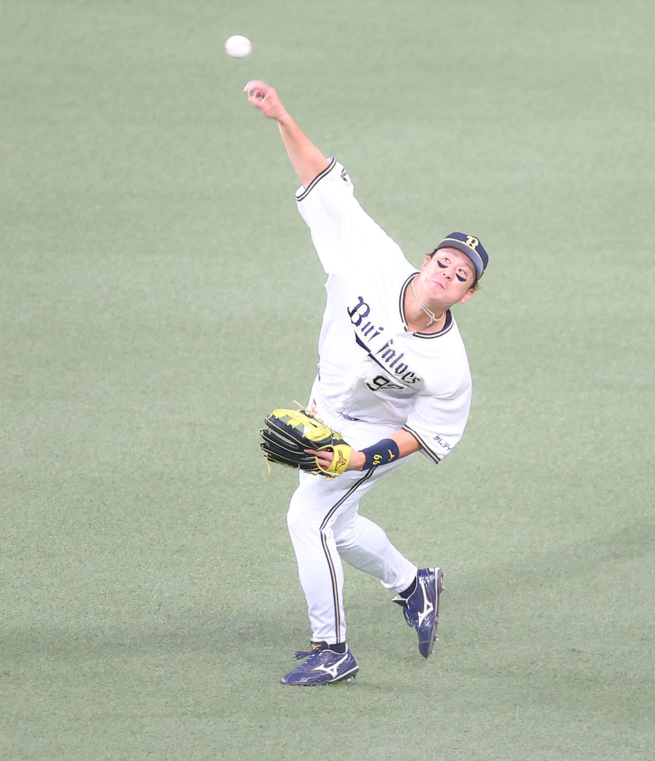 オリックス対ヤクルト　1回表ヤクルト2死一、二塁、キブレハンの右前打を捕球し本塁に送球する杉本（撮影・河田真司）
