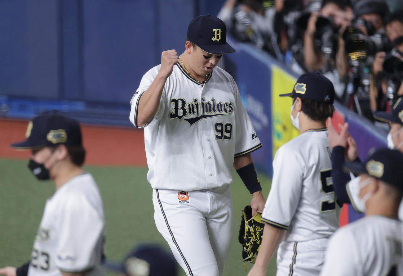 オリックス対ヤクルト　1回表ヤクルト2死一、二塁、本塁への送球でで山田を刺しガッツポーズでベンチへ戻る杉本（中央）（撮影・前田充）