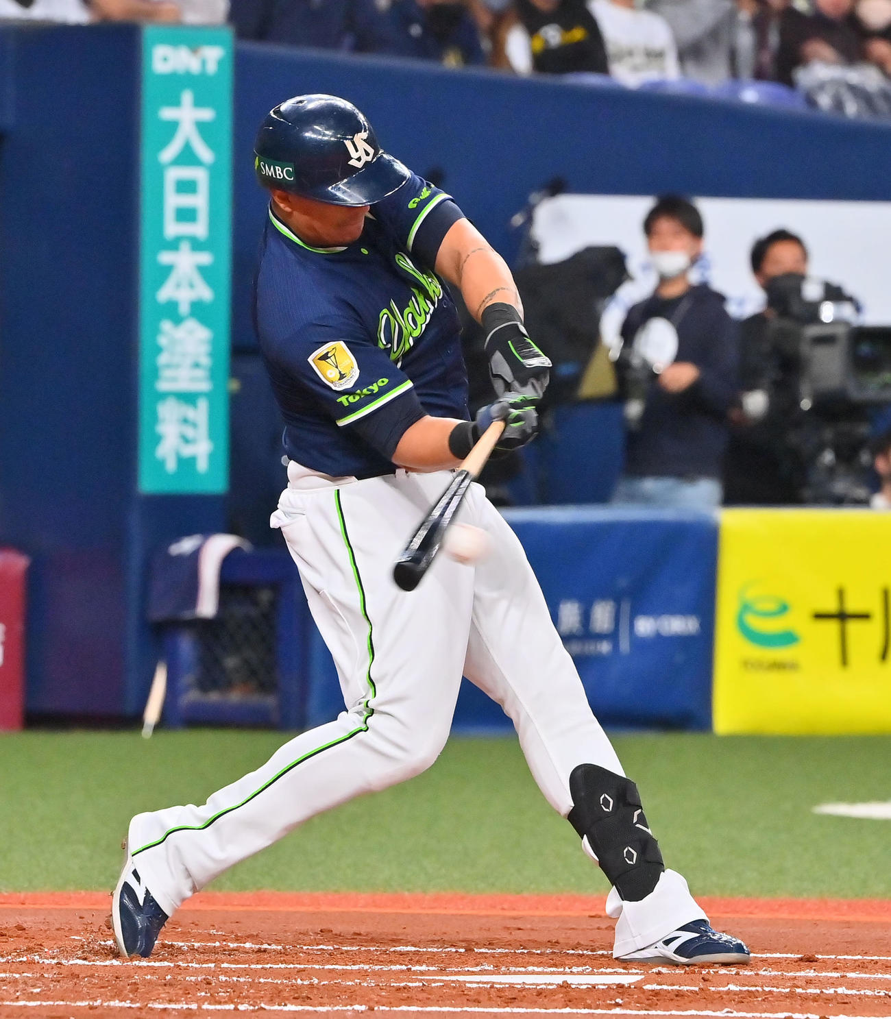1回表ヤクルト2死一、二塁、中前適時打を放つオスナ（撮影・和賀正仁）