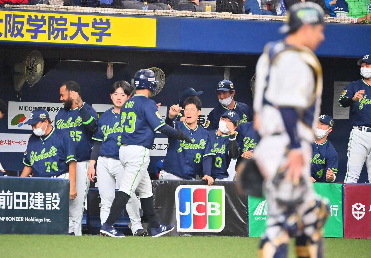 オリックス対ヤクルト　1回表ヤクルト2死一、二塁、ホセ・オスナの適時打で生還した青木宣親はナインとタッチ（撮影・和賀正仁）