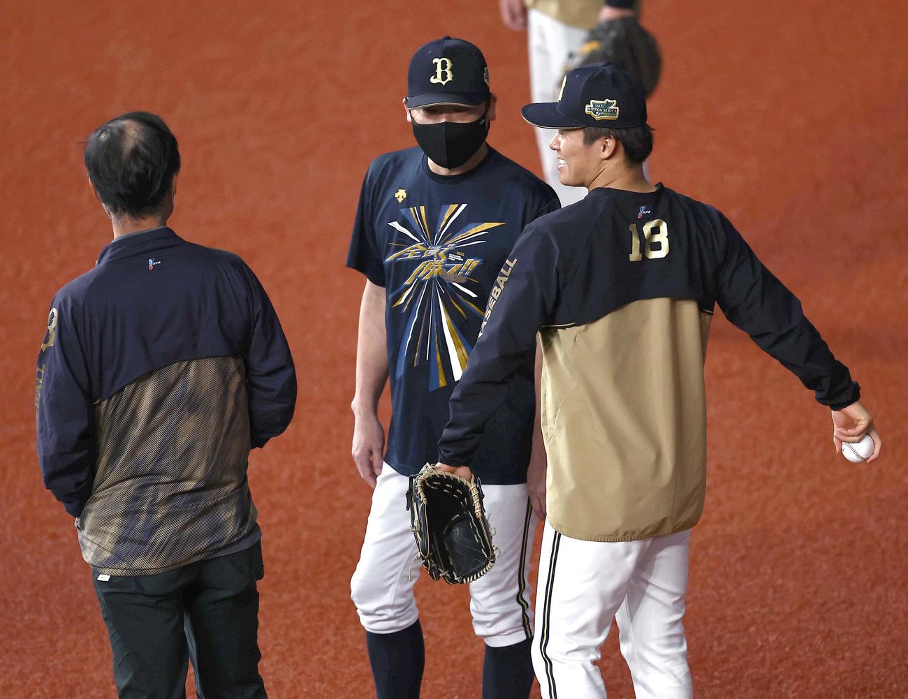 中嶋監督（中央）長谷川副GM（左）と話す山本（撮影・上田博志）