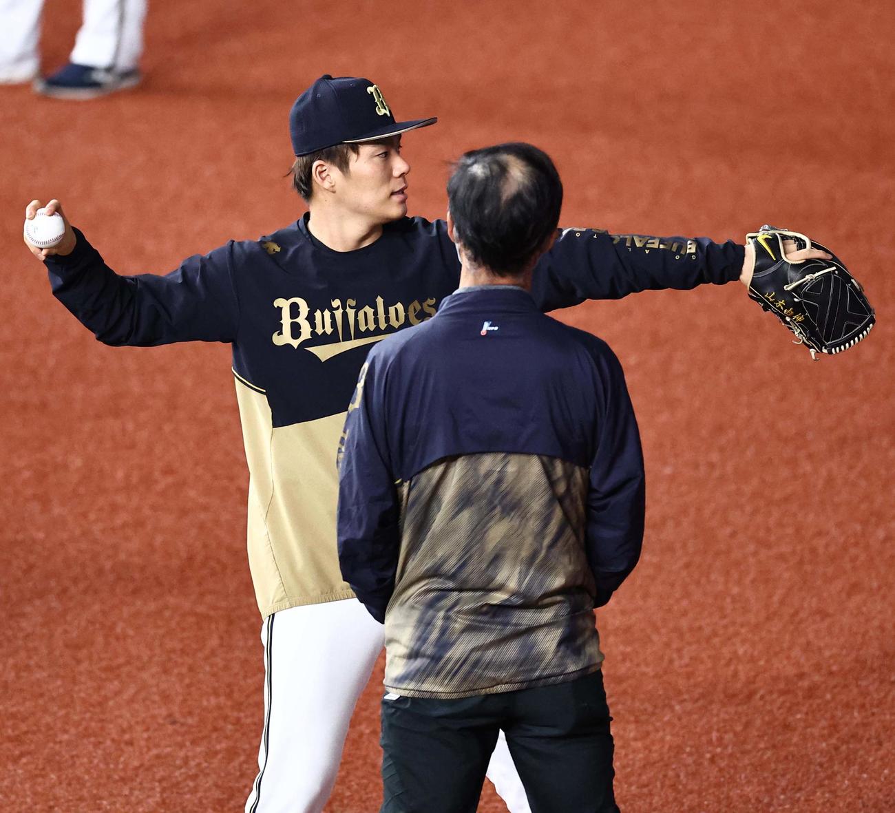 長谷川副GM（手前）と話す山本（撮影・上田博志）