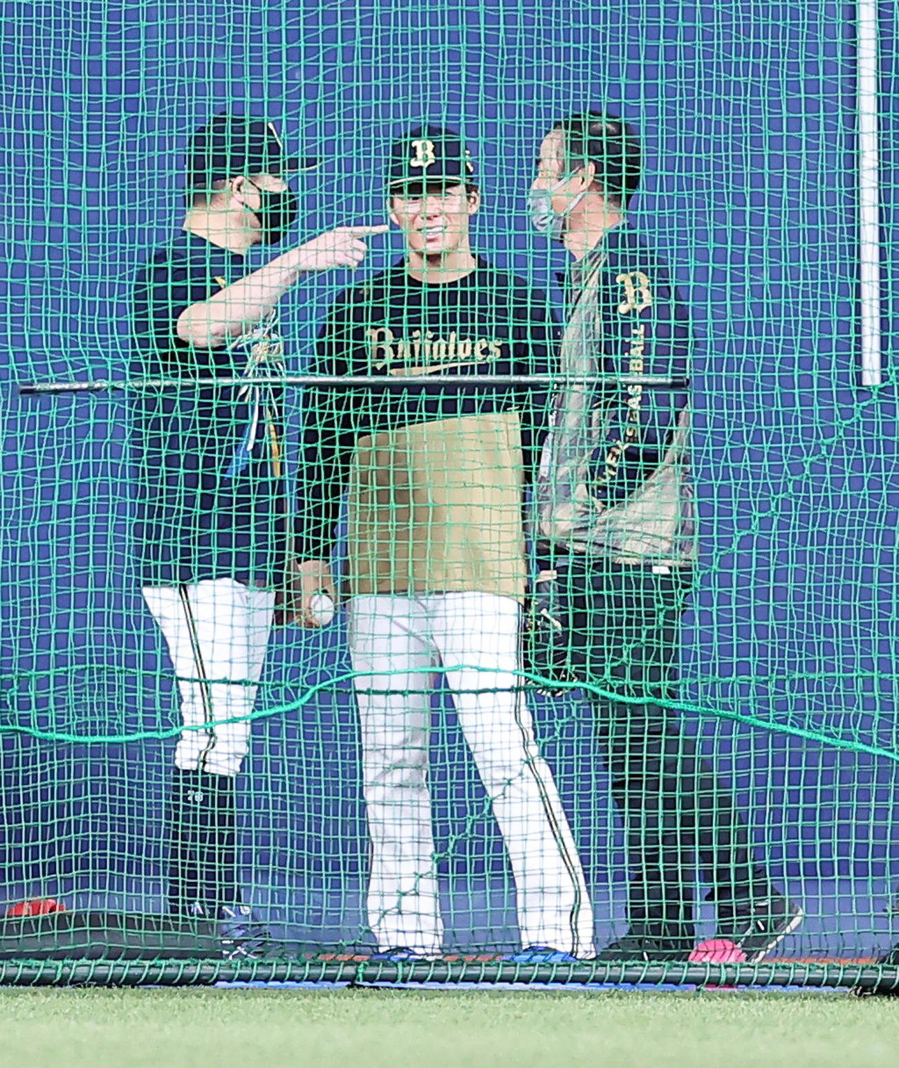 練習中のオリックス山本（中央）は中嶋監督（左）の問いかけに笑顔を見せる（撮影・足立雅史）