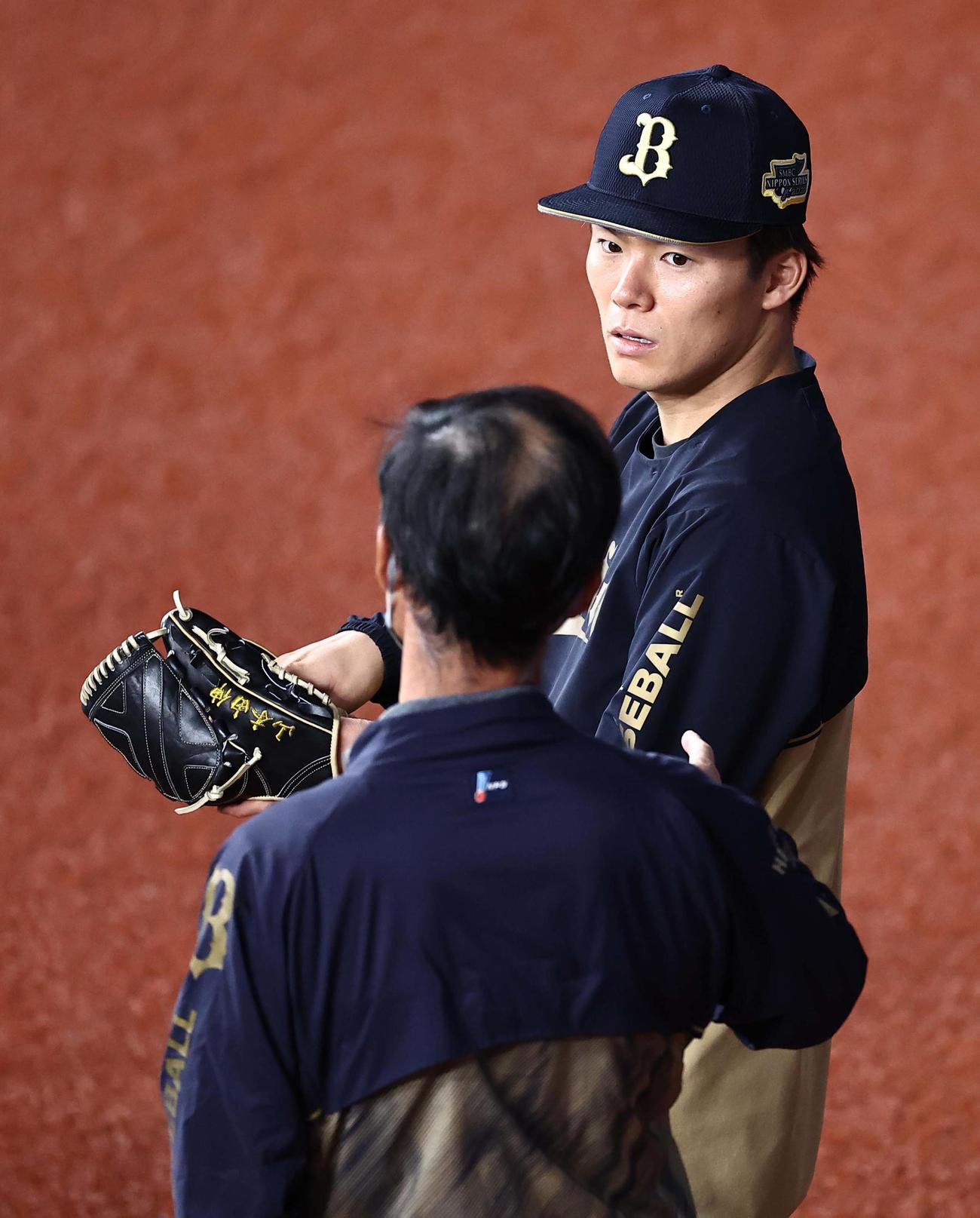 長谷川副GM（左）と話す山本（撮影・上田博志）