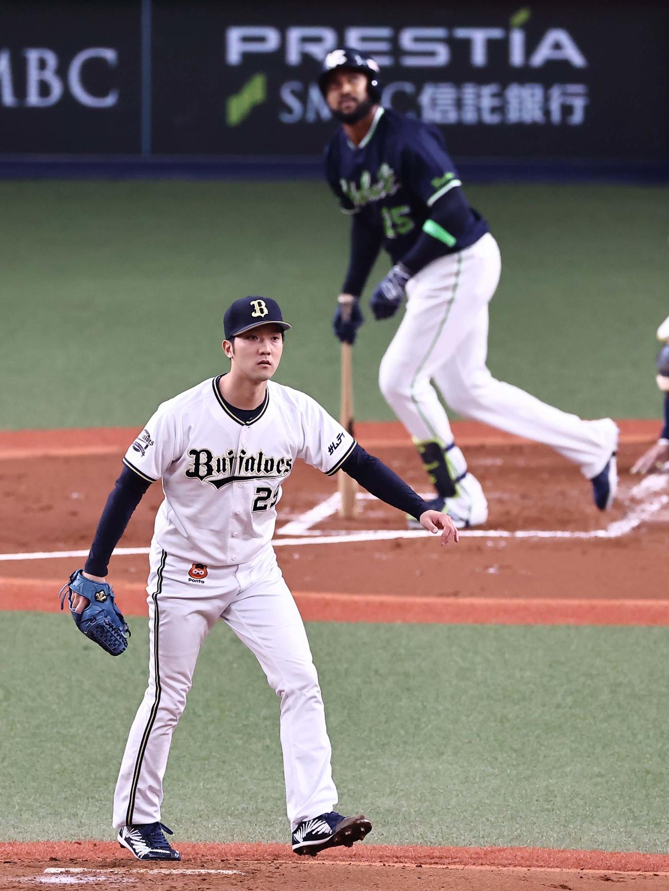 2回表ヤクルト1死、サンタナにソロ本塁打を浴びぼう然と打球を見送る田嶋（撮影・上田博志）