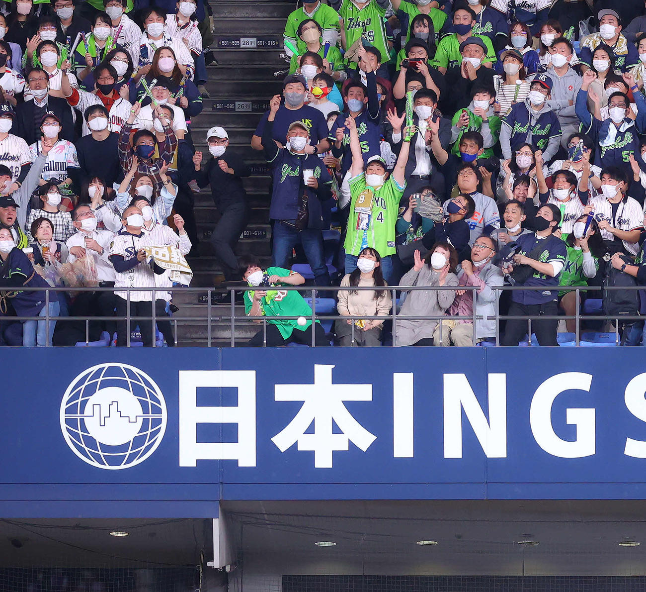 2回表ヤクルト無死、サンタナの左中間ソロの着弾点付近で喜ぶヤクルトファン（撮影・河田真司）