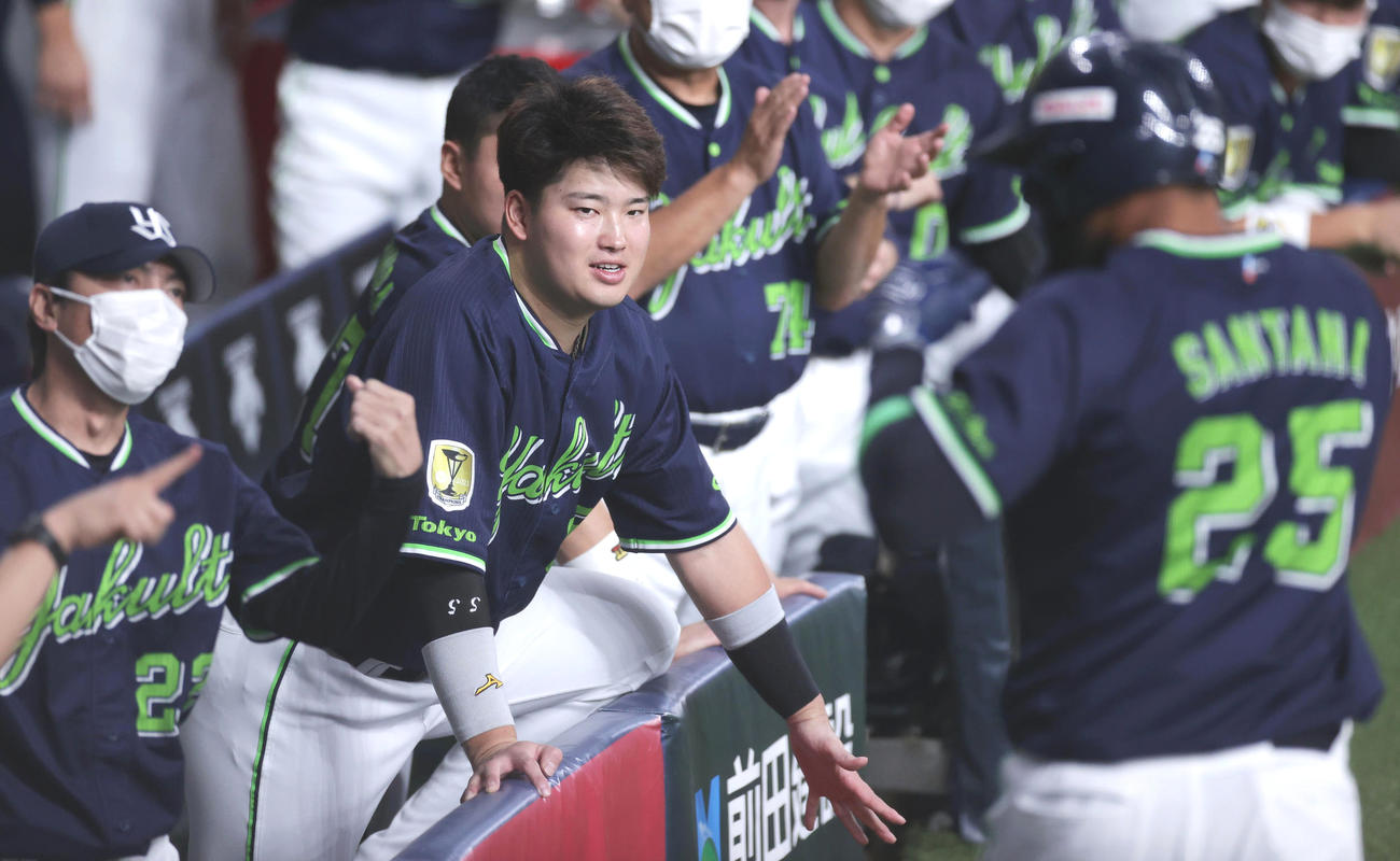 2回表ヤクルト1死、本塁打を放ったサンタナ（右）を迎える村上ら。左は高津監督（撮影・前田充）