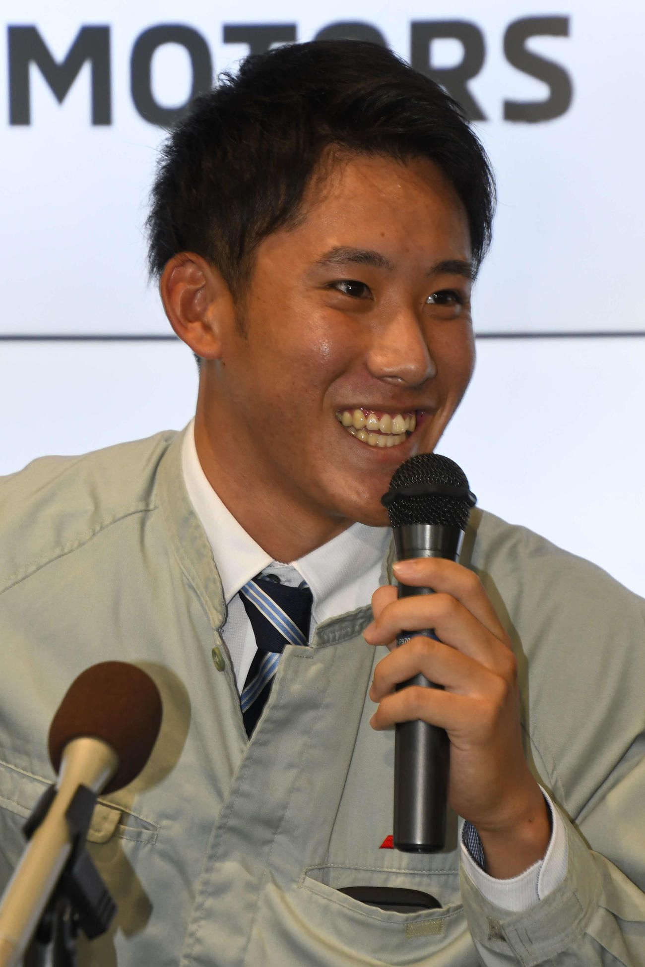 阪神からの指名あいさつを受け、笑顔で会見に臨む三菱自動車岡崎・富田蓮（撮影・中野椋）