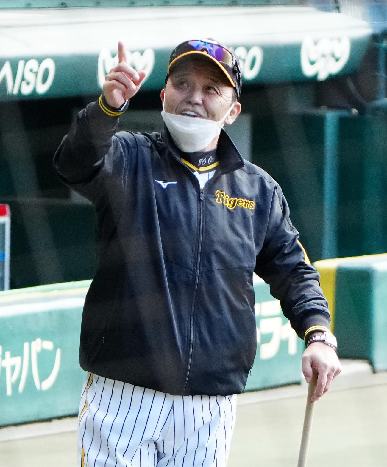 22年10月25日、1番？ポーズをみせる岡田監督