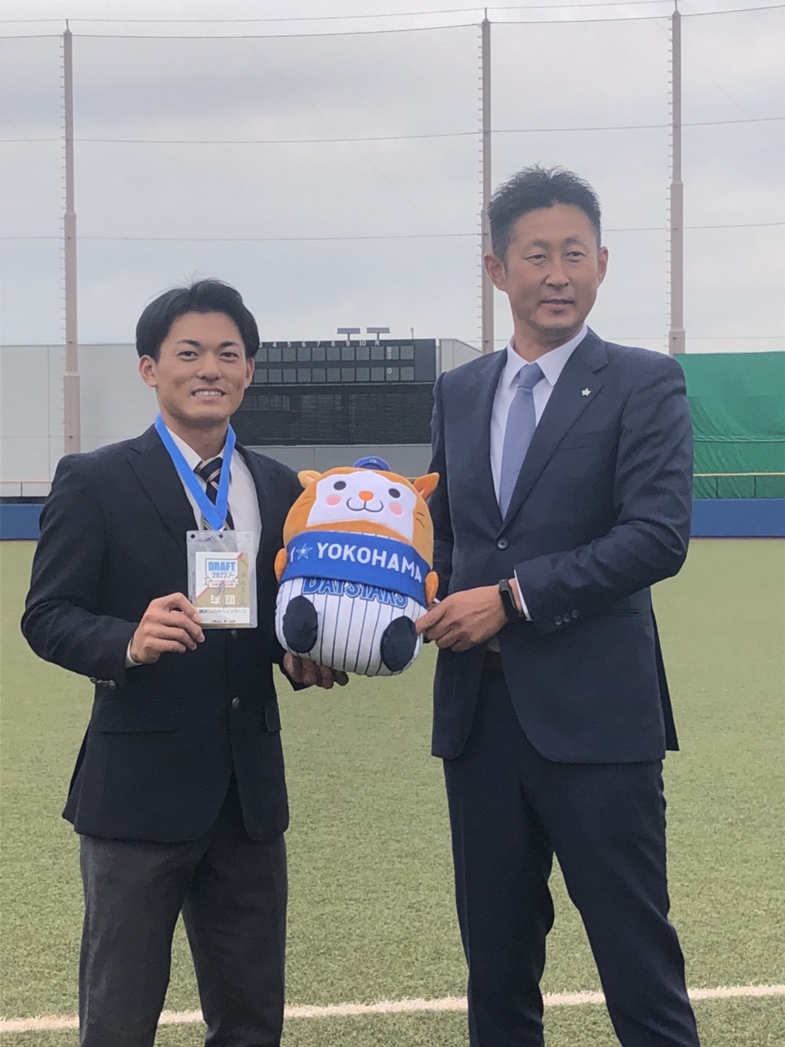 DeNA吉見スカウトから指名あいさつを受け、笑顔の駒大・林（撮影・久保賢吾）
