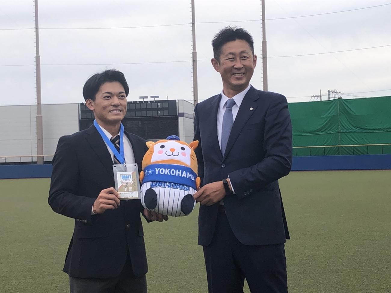 DeNA吉見スカウトから指名あいさつを受け、笑顔の駒大・林（撮影・久保賢吾）