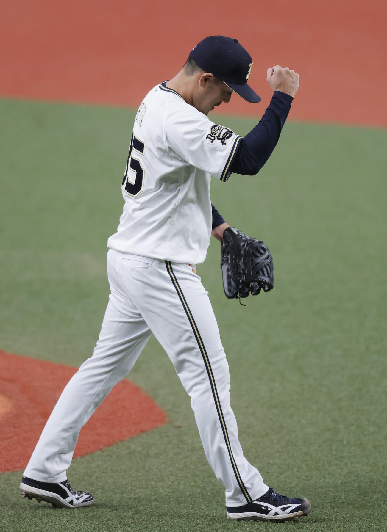 オリックス対ヤクルト　5回表ヤクルト1死一、三塁、オスナを遊ゴロ併殺に仕留めガッツポーズする比嘉（撮影・前田充）