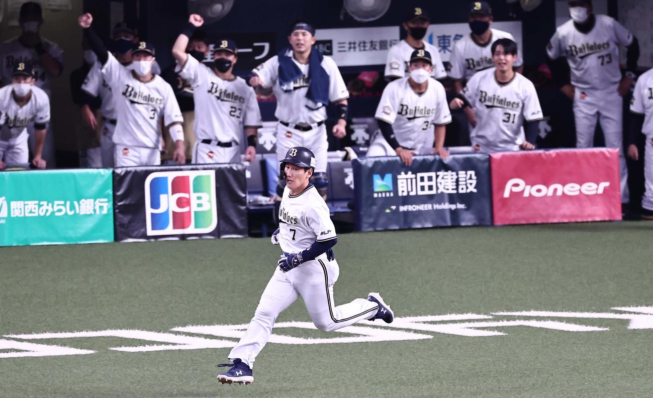 5回裏オリックス1死、吉田正は中越えへ勝ち越しソロ本塁打を放つ（撮影・上田博志）