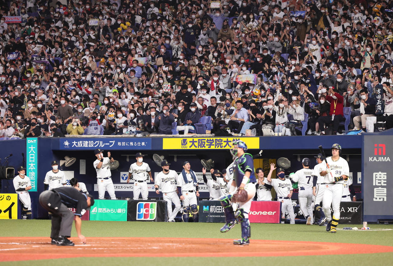 オリックス対ヤクルト　5回裏オリックス1死、吉田正（右から3人目）は中越え本塁打を放ち中嶋監督（同4人目）らに迎えられる（撮影・足立雅史）