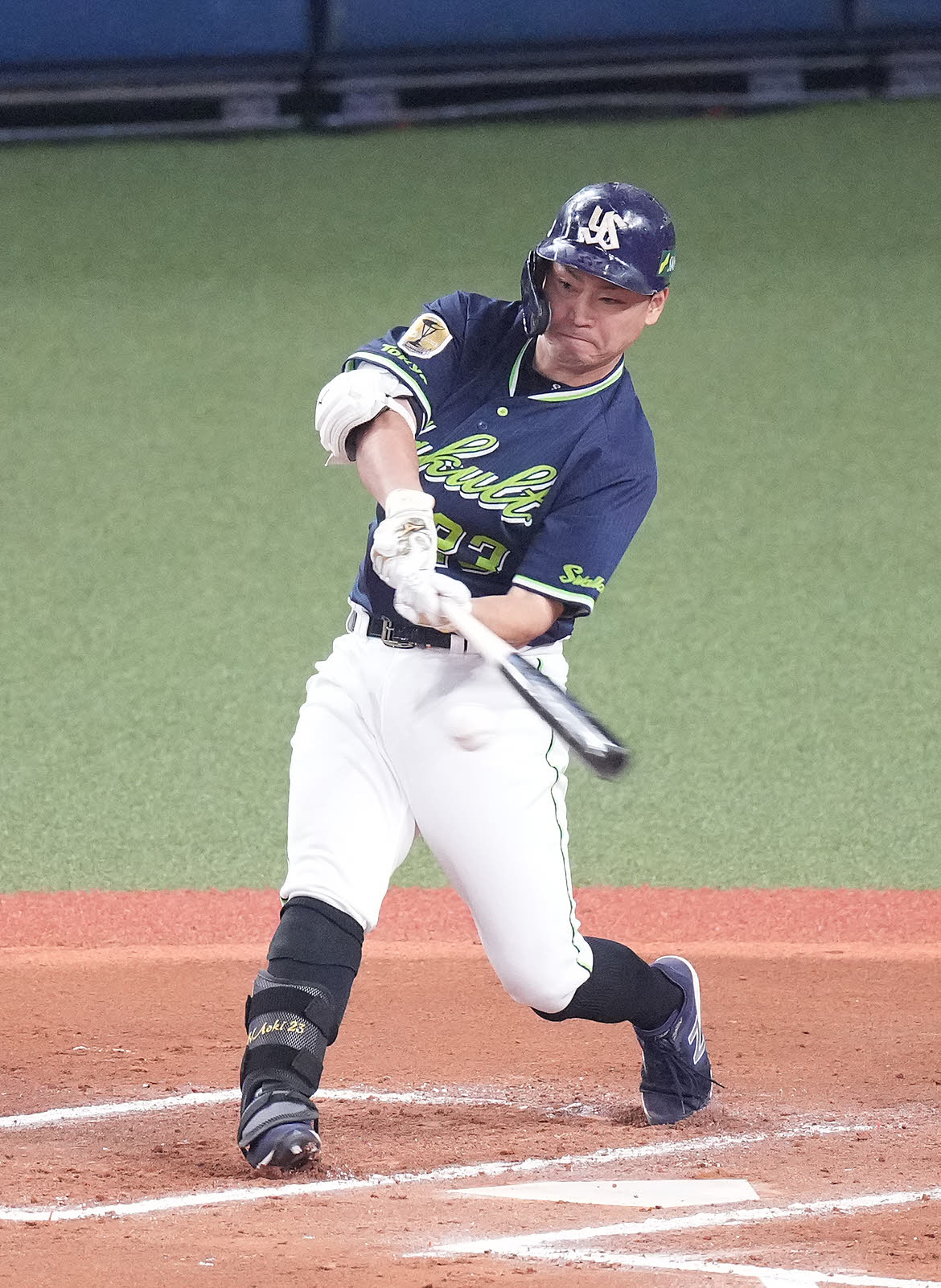 オリックス対ヤクルト　6回表ヤクルト2死一、二塁、右適時二塁打を放つ青木（撮影・鈴木みどり）