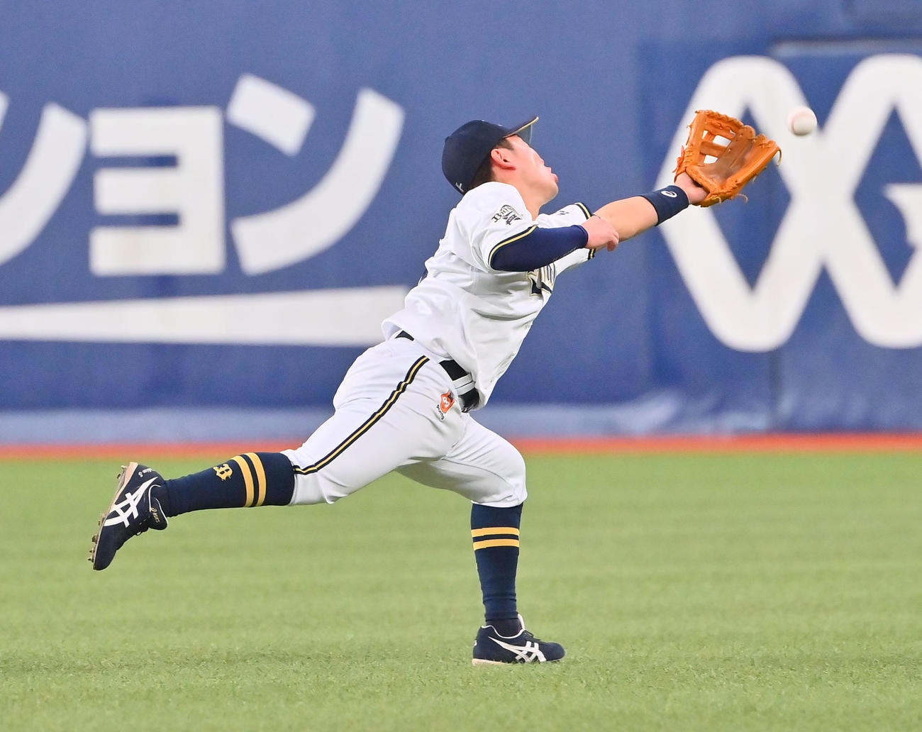 オリックス対ヤクルト　6回表ヤクルト2死二塁、長岡の打球に背走し飛びつく二塁手西野（撮影・和賀正仁）