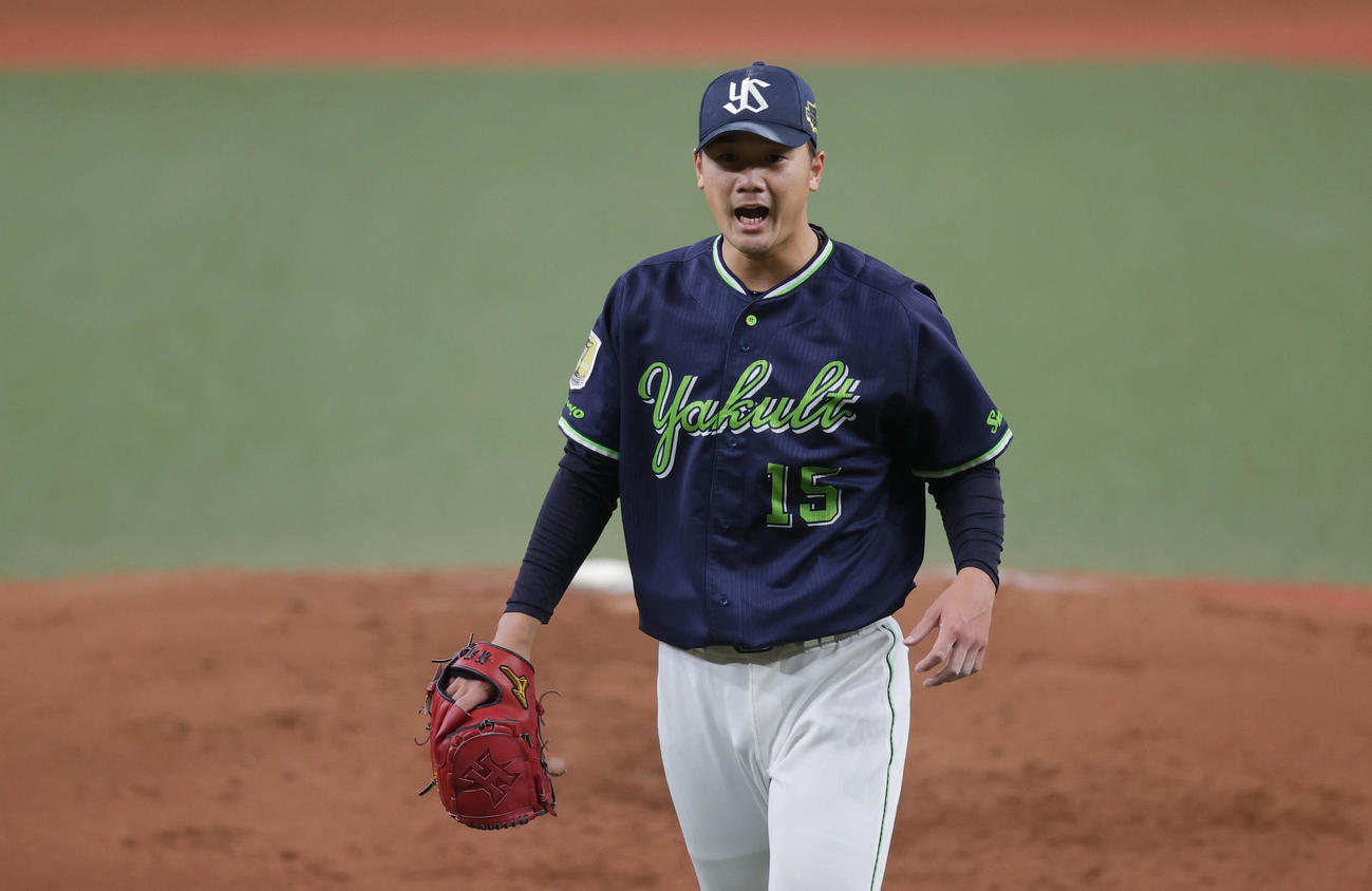 オリックス対ヤクルト　2回裏オリックス2死二、三塁、若月を遊ゴロに仕留め、雄たけびを上げる山下（撮影・前田充）