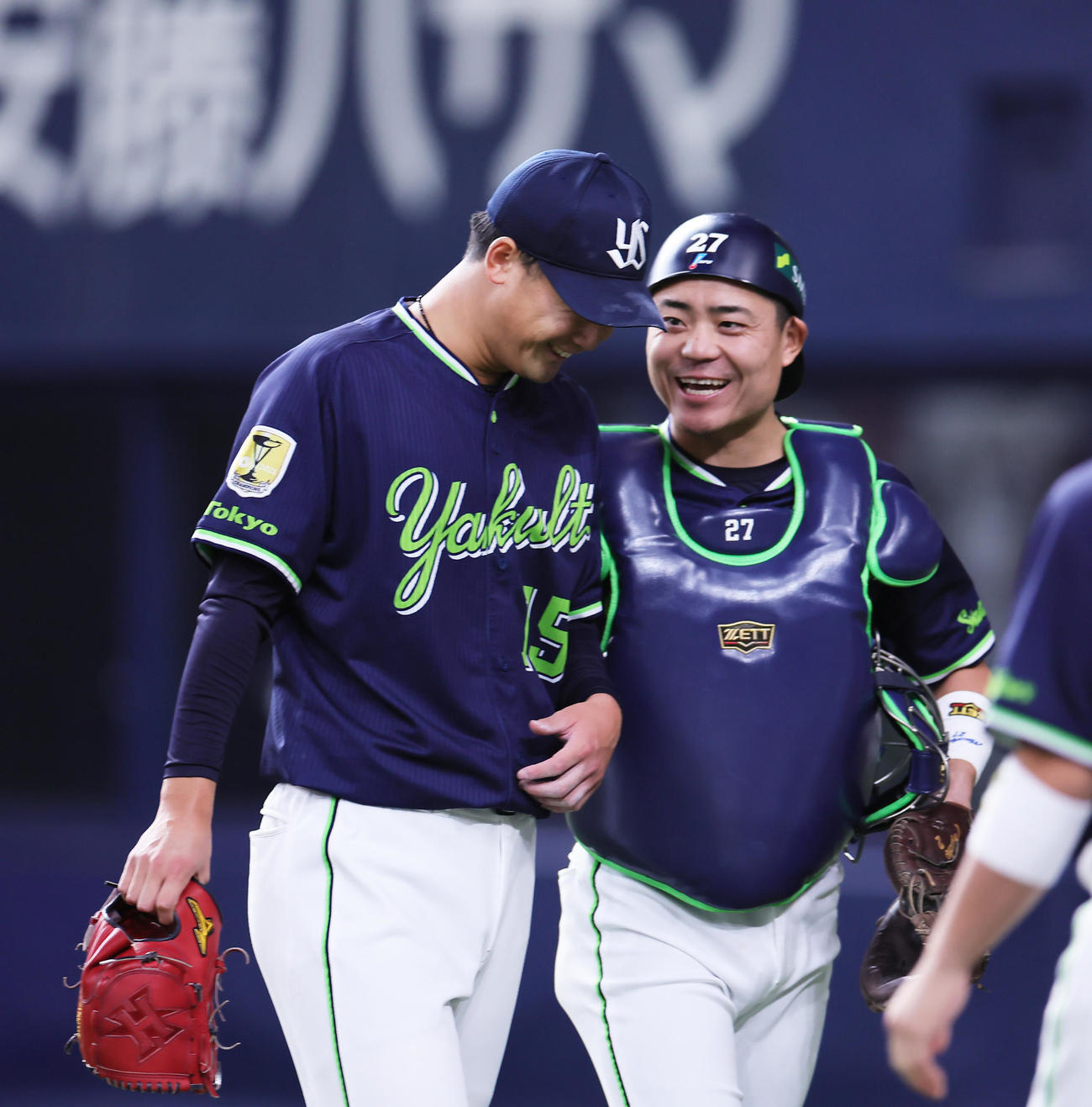 オリックス対ヤクルト　2回裏オリックス2死二、三塁、若月を遊ゴロに仕留めた山下（左）は中村の話に笑顔を見せる（撮影・足立雅史）