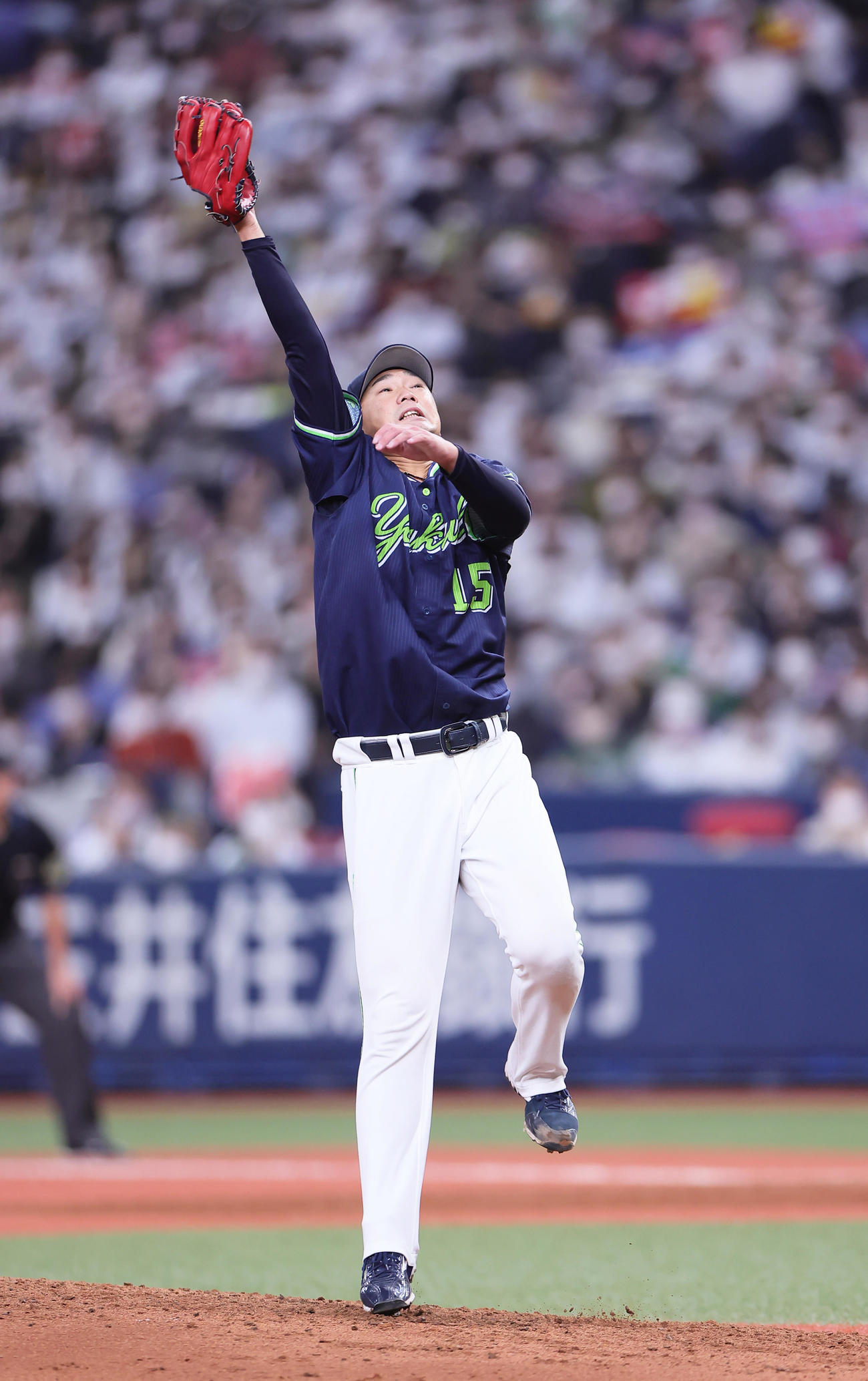 オリックス対ヤクルト　4回裏オリックス2死一、二塁、紅林の打球に飛びつくも中前適時打を許す山下（撮影・足立雅史）