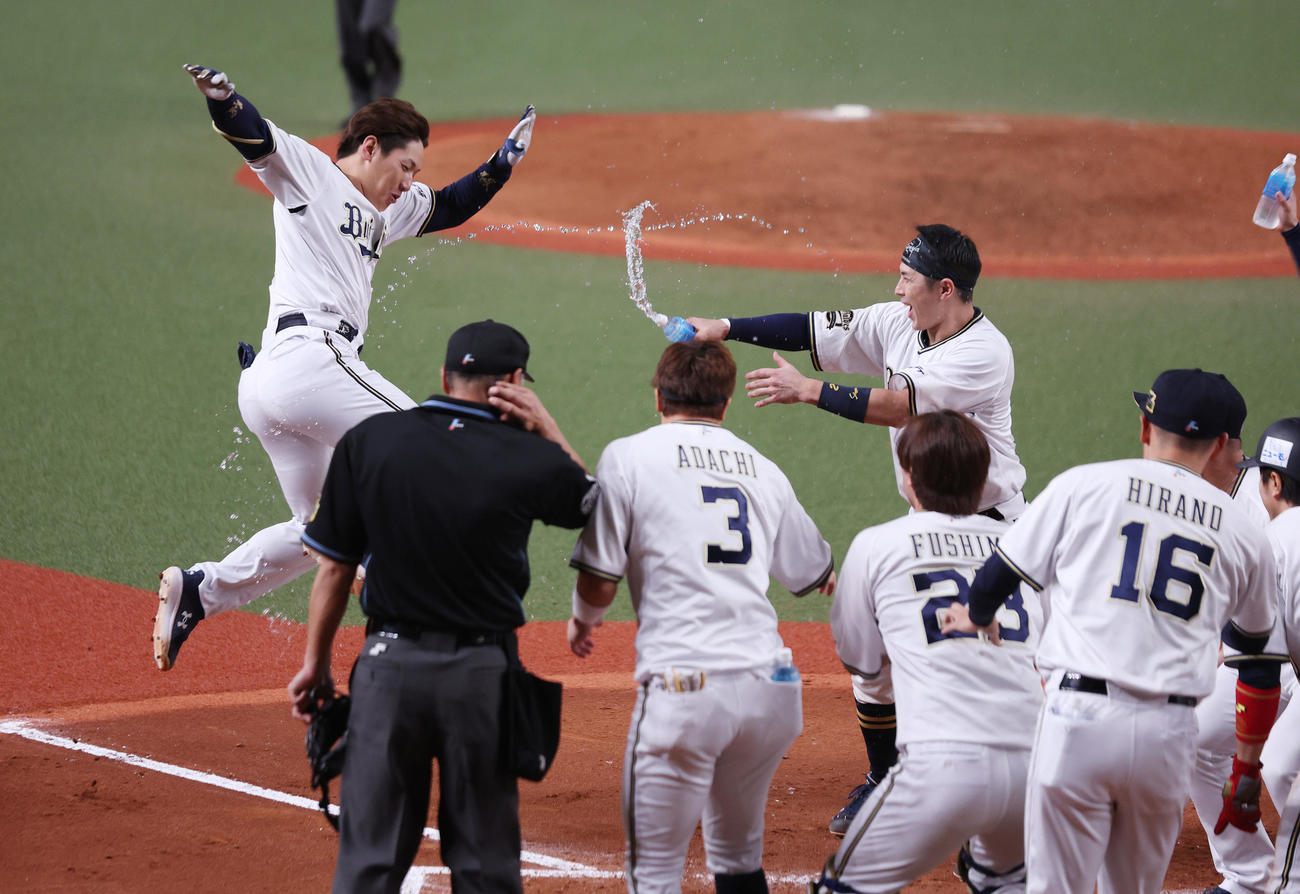 オリックス対ヤクルト　9回裏オリックス2死一塁、右越えサヨナラ2点本塁打を放ちジャンプして生還する吉田正（左）（撮影・前田充）