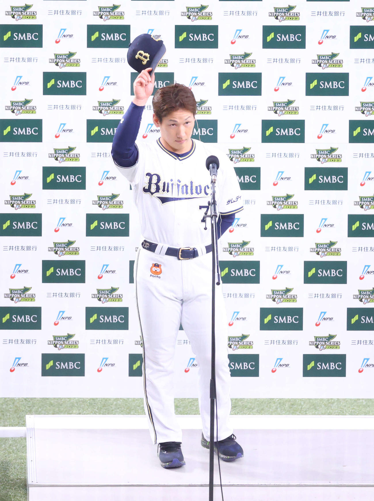 オリックス対ヤクルト　ヤクルトに勝利し、9回裏に右越えサヨナラ2点本塁打を放った吉田正がお立ち台に上がる（撮影・河田真司）