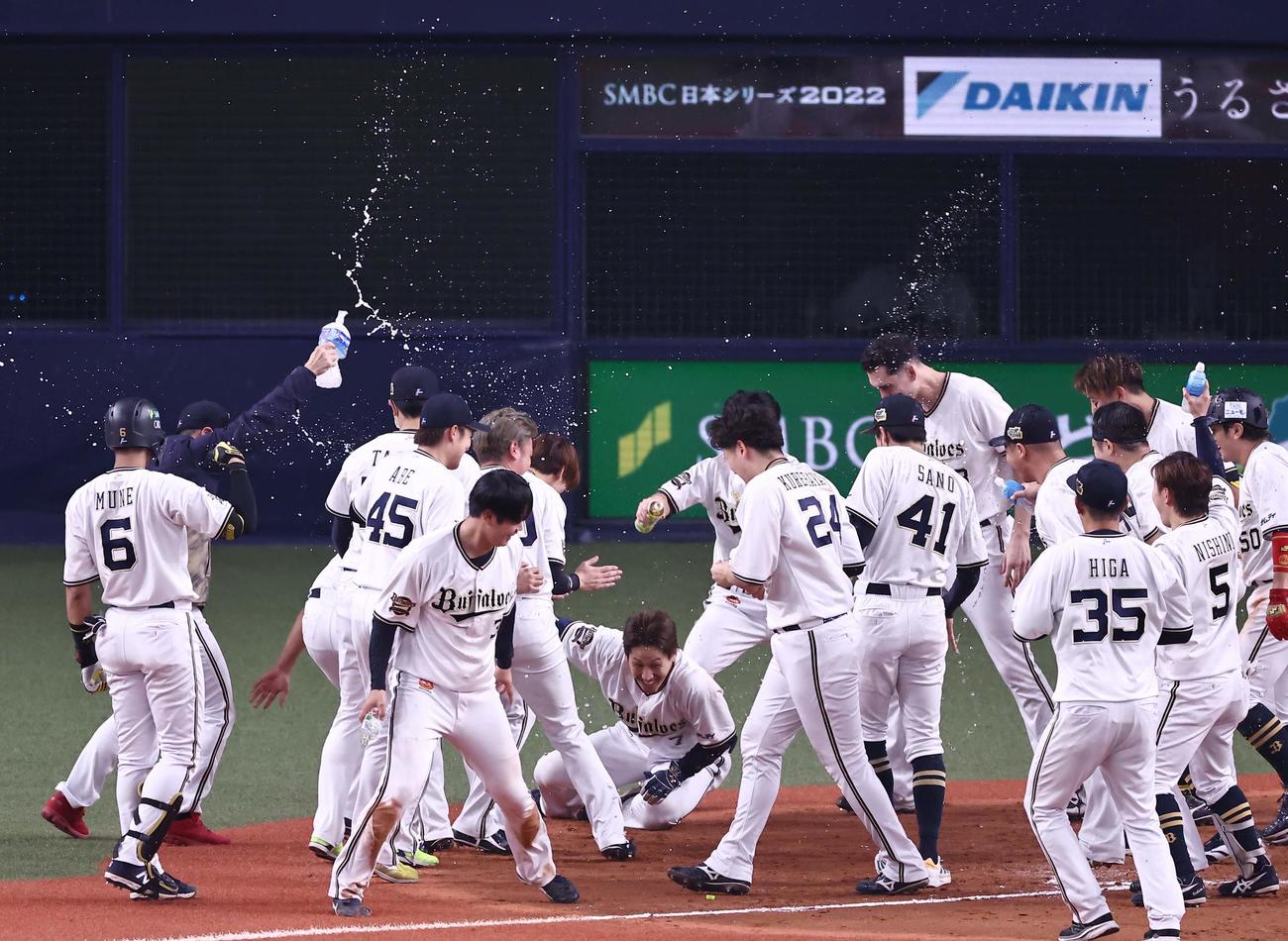 9回裏オリックス2死一塁、右越えにサヨナラ2点本塁打を放った吉田正（中央）はナインの手荒い祝福を受ける（撮影・上田博志）
