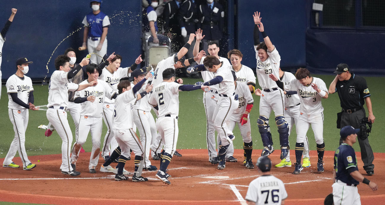 オリックス対ヤクルト　9回裏オリックス2死一塁、サヨナラ2点本塁打を放った吉田正を迎えるナイン（撮影・鈴木みどり）