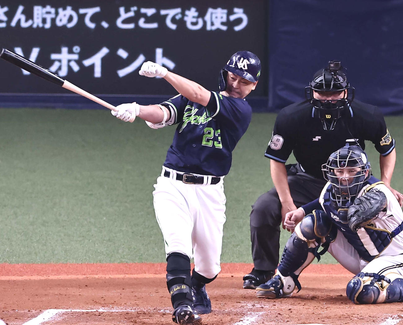 6回表ヤクルト2死一、二塁、青木は右翼線へ勝ち越し適時二塁打を放つ（撮影・上田博志）
