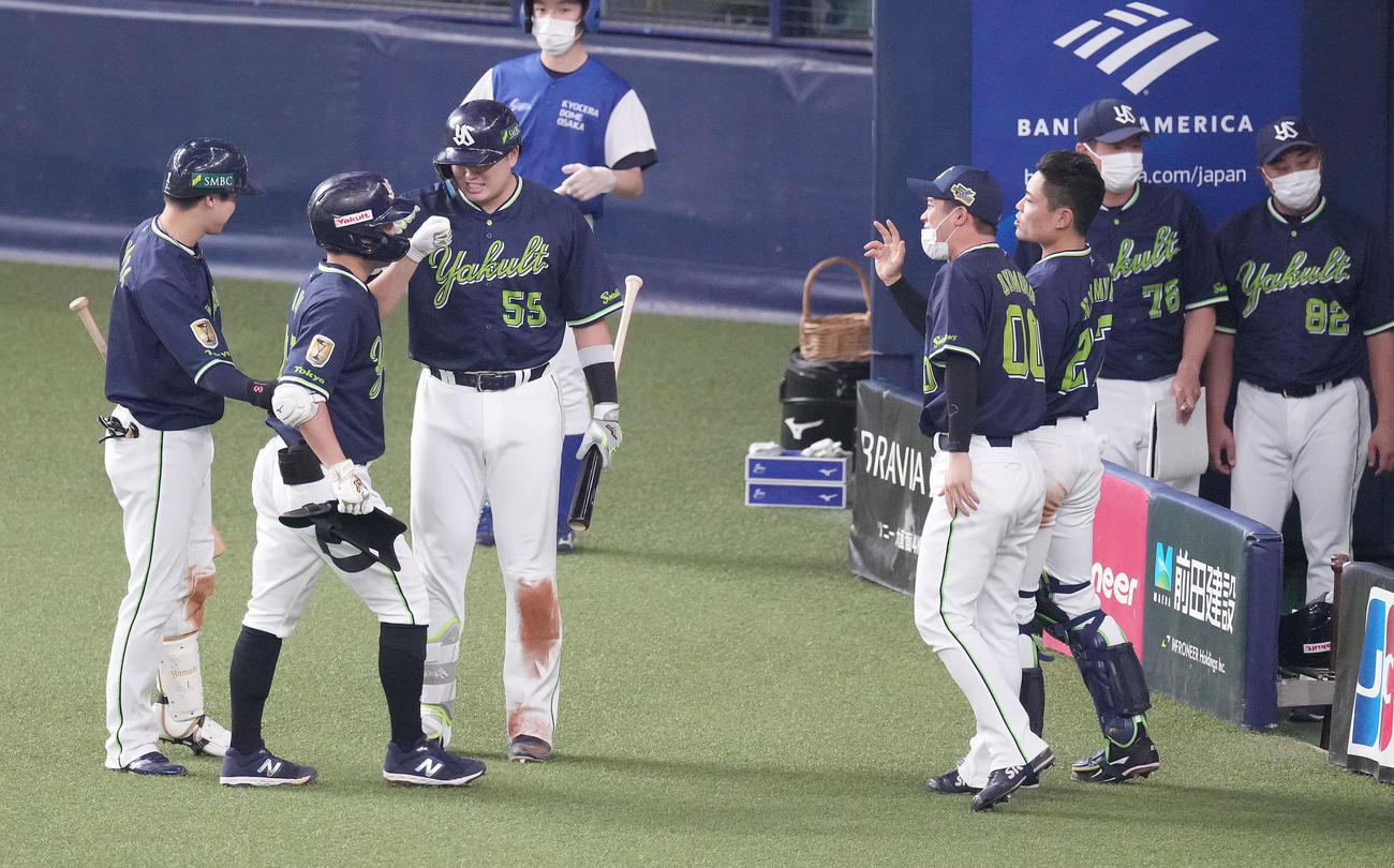 6回表ヤクルト2死一、二塁、右適時二塁打を放った後、代走を送られた青木（左から2人目）を迎える村上（同3人目）（撮影・鈴木みどり）