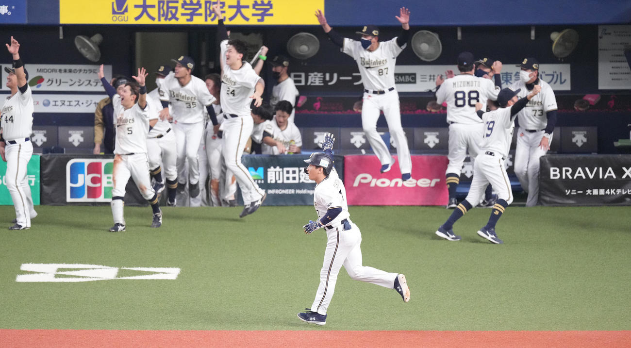 オリックス対ヤクルト　9回裏オリックス2死一塁、サヨナラ2点本塁打を放ち手を突き上げる吉田正（撮影・鈴木みどり）