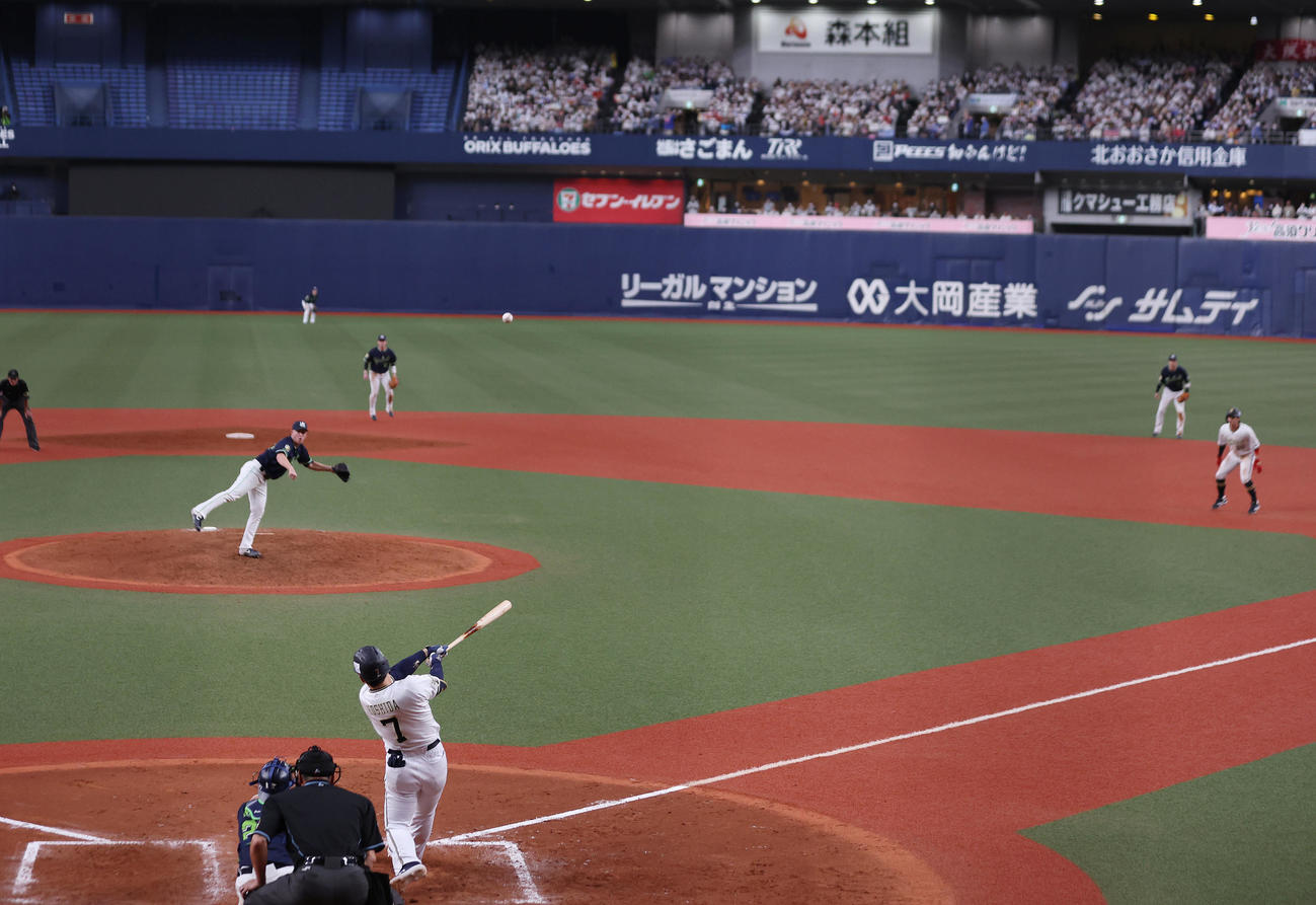 オリックス対ヤクルト　9回裏オリックス2死一塁、右越えサヨナラ2点本塁打を放つ吉田正。投手マクガフ（撮影・前田充）