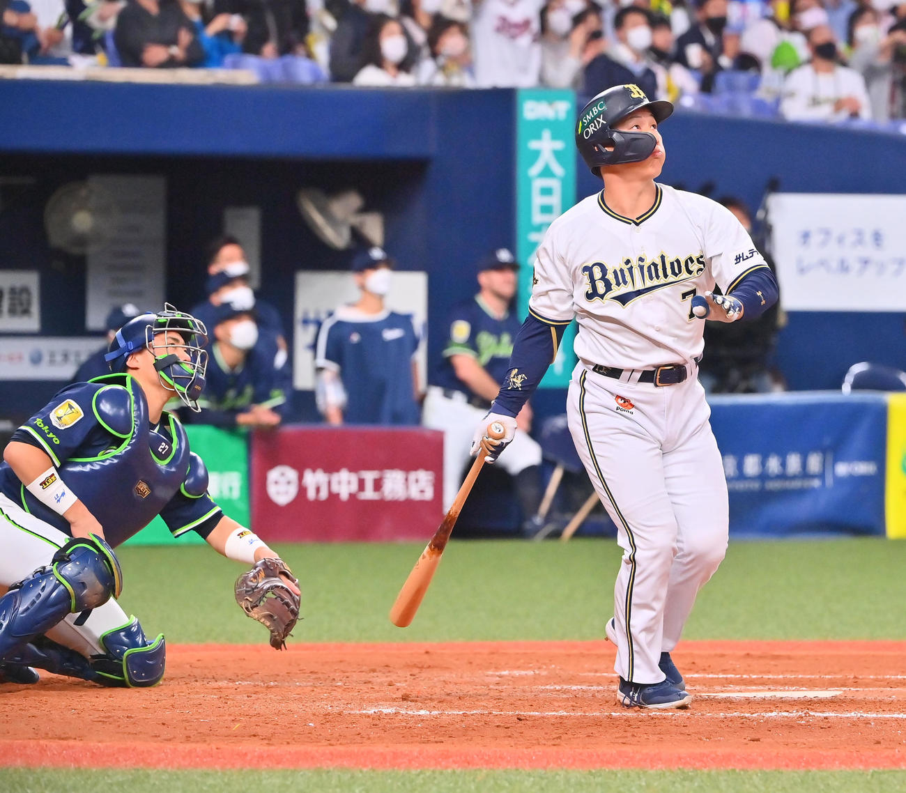 オリックス対ヤクルト　9回裏オリックス2死一塁、右越えにサヨナラ本塁打を放つ吉田正（撮影・和賀正仁）