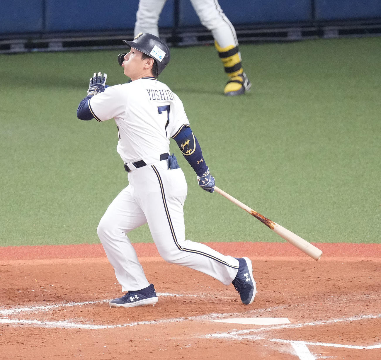 オリックス対ヤクルト　9回裏オリックス2死一塁、サヨナラ2点本塁打を放つ吉田正（撮影・鈴木みどり）