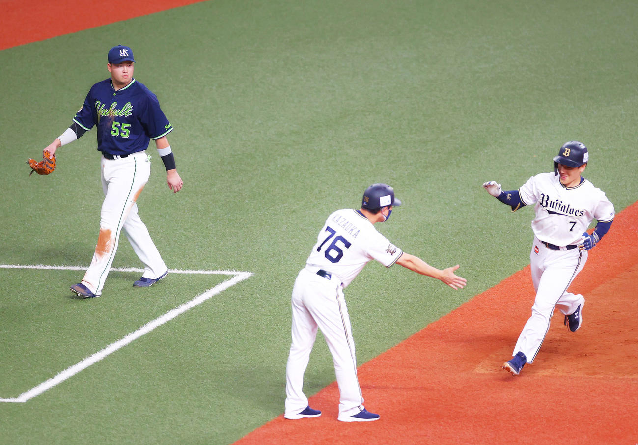 オリックス対ヤクルト　9回裏オリックス2死一塁、右越えサヨナラ2点本塁打を放ち、三塁を回る吉田正（右）。左は引き揚げる村上（撮影・河田真司）