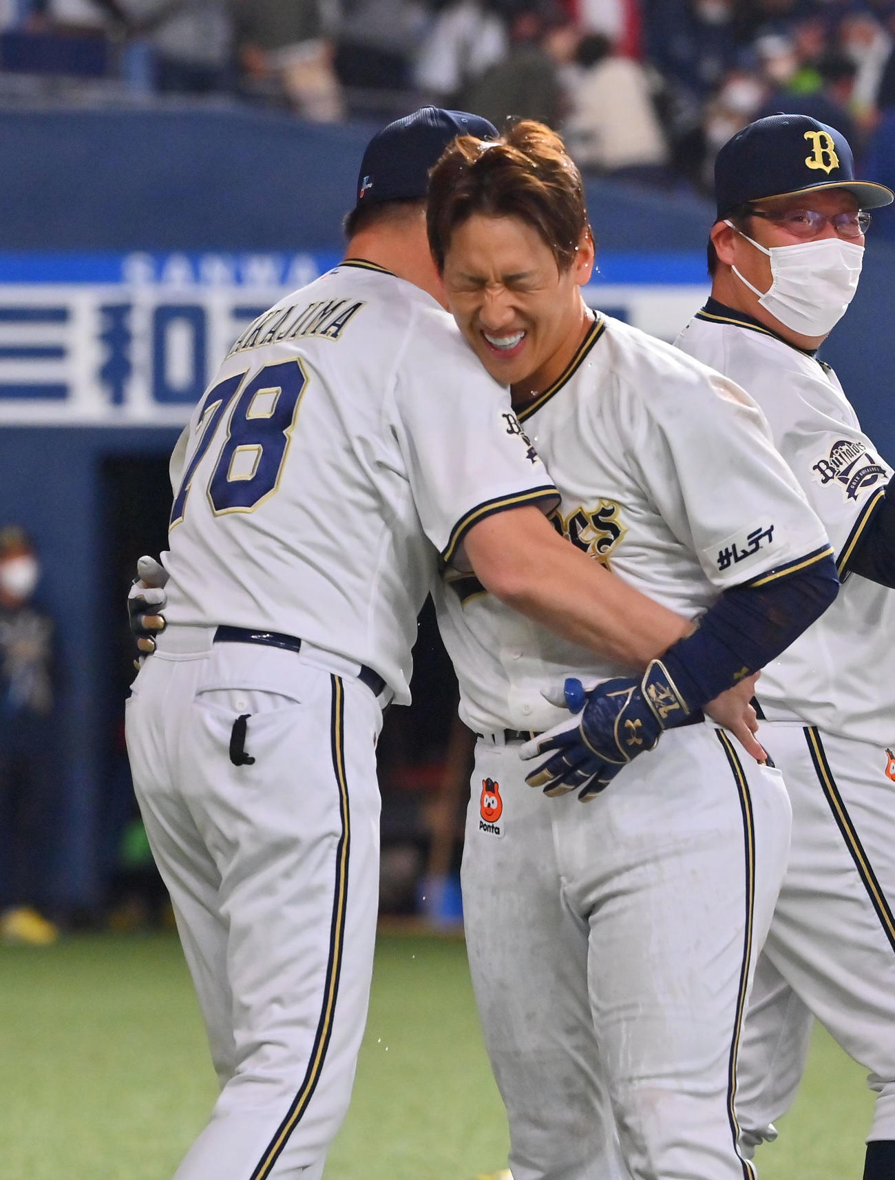 9回裏オリックス2死一塁、右越えにサヨナラ本塁打を放った吉田正は中嶋監督と歓喜の抱擁（撮影・和賀正仁）