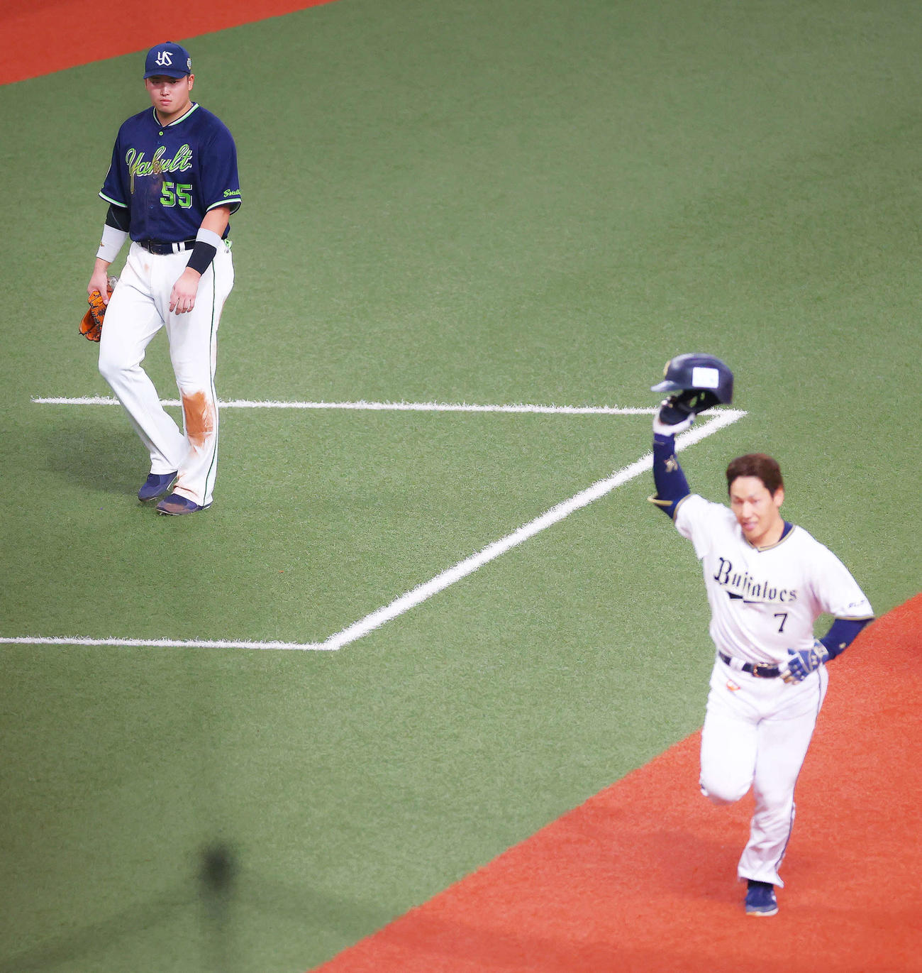 オリックス対ヤクルト　9回裏オリックス2死一塁、右越えサヨナラ2点本塁打を放ち、三塁を回る吉田正（手前）を見つめる村上（撮影・河田真司）