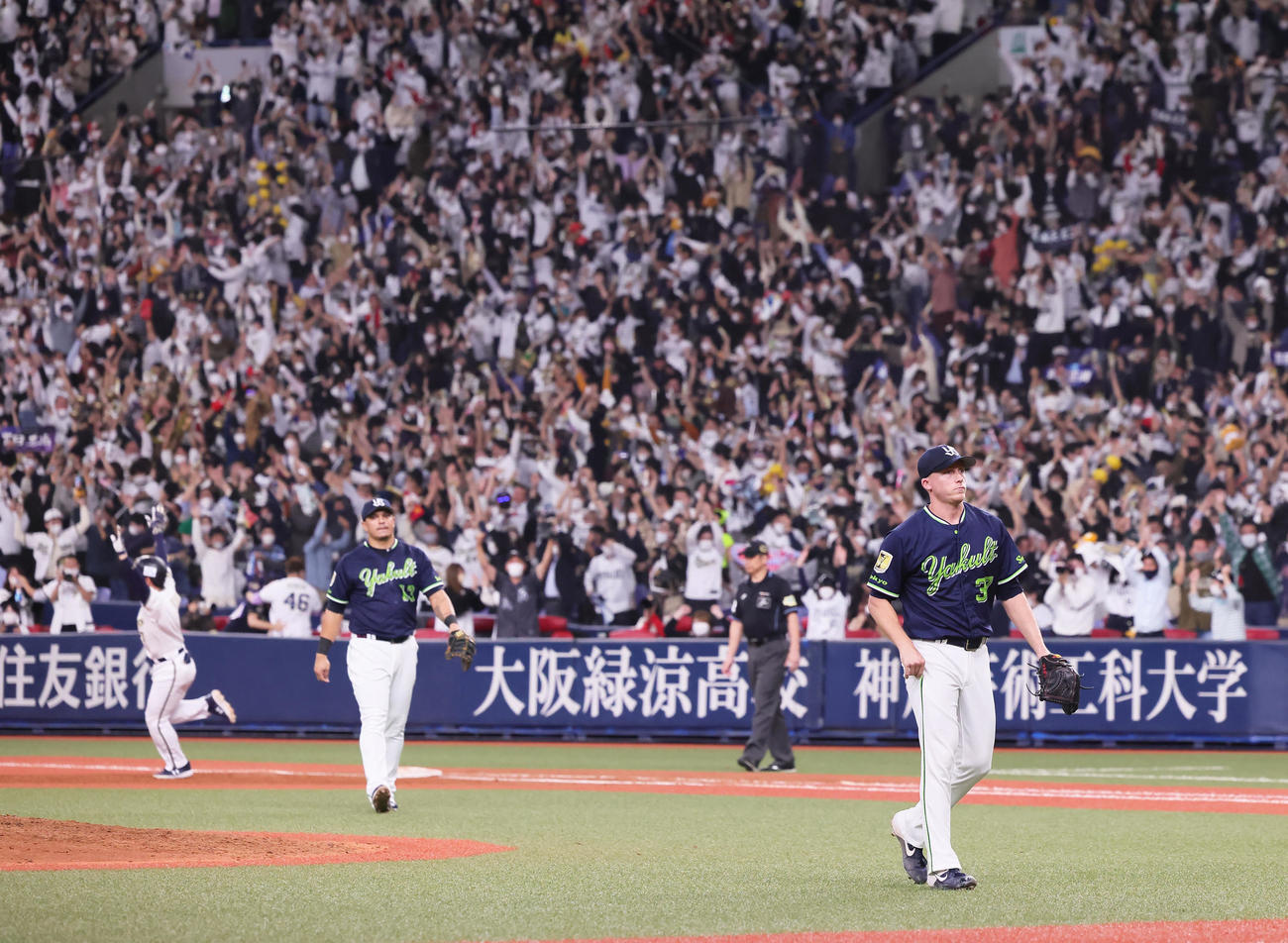 オリックス対ヤクルト　9回裏オリックス2死一塁、吉田正（後方左端）にサヨナラ2点本塁打を許し引き揚げるマクガフ（右）。中央はオスナ（撮影・足立雅史）