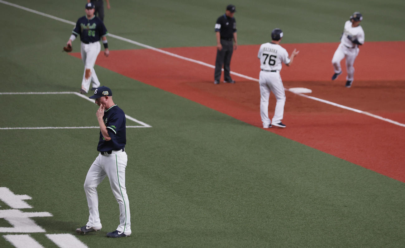 オリックス対ヤクルト　9回裏オリックス2死一塁、吉田正（右端）にサヨナラ本塁打を浴び引き揚げるマクガフ（手前）（撮影・前田充）